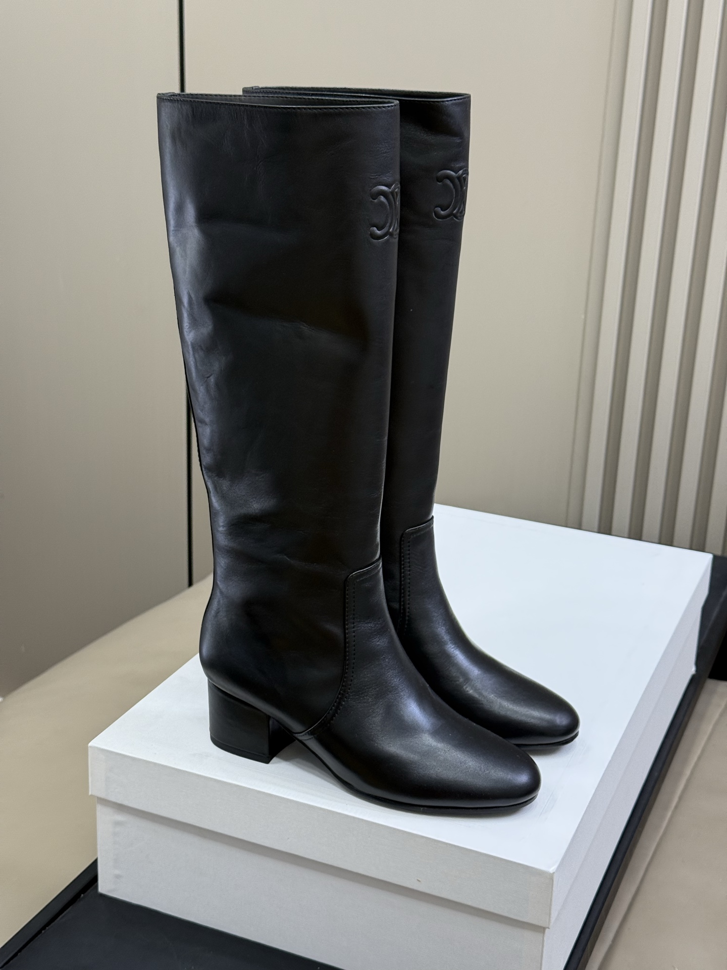 
celine 秋冬凯旋门长靴新品
膝下的高度，轻松驾驭的！ 
小粗跟很稳妥，舒适度不用担心呀！凯旋门l