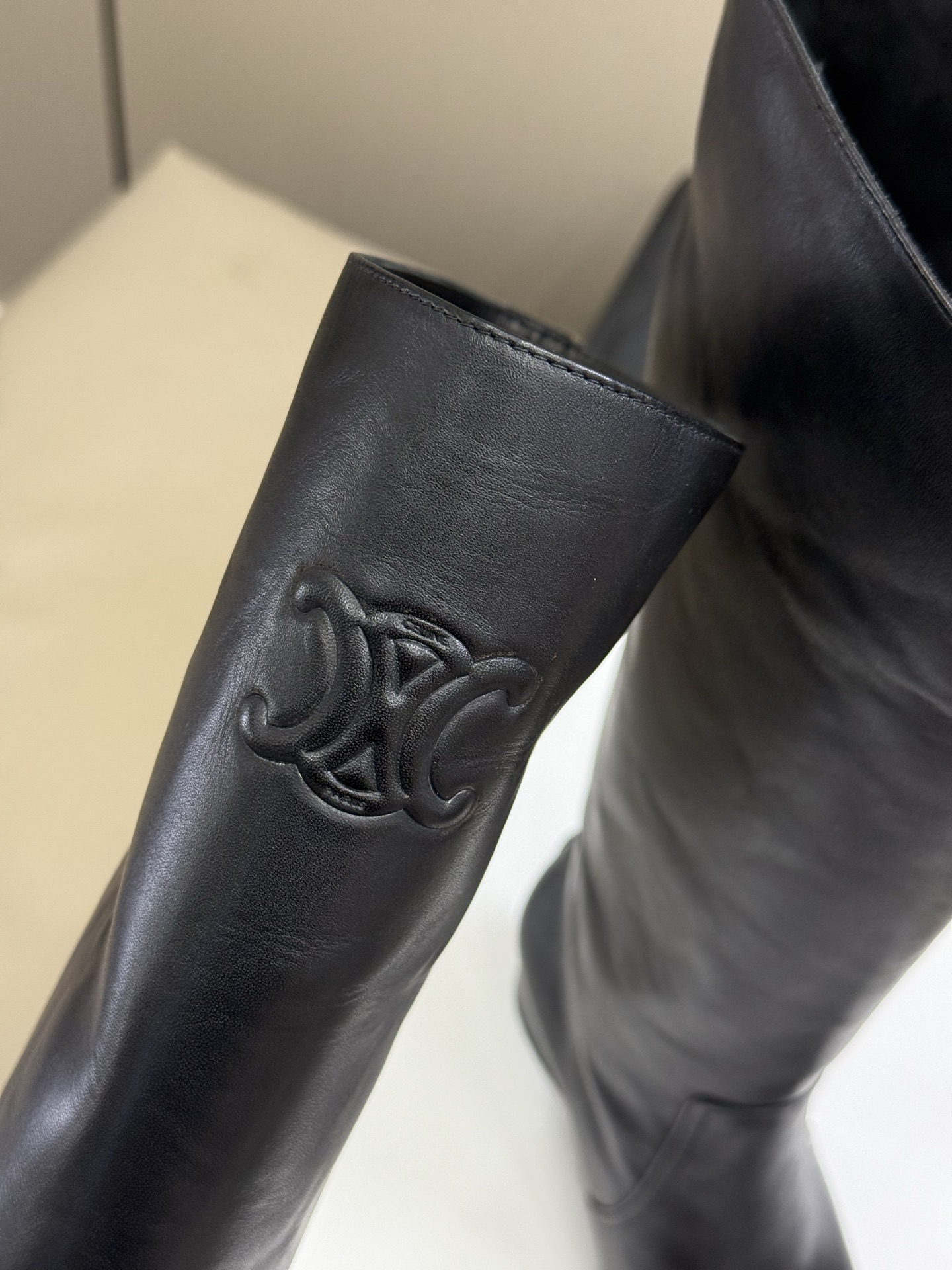 
celine 秋冬凯旋门长靴新品
膝下的高度，轻松驾驭的！ 
小粗跟很稳妥，舒适度不用担心呀！凯旋门l