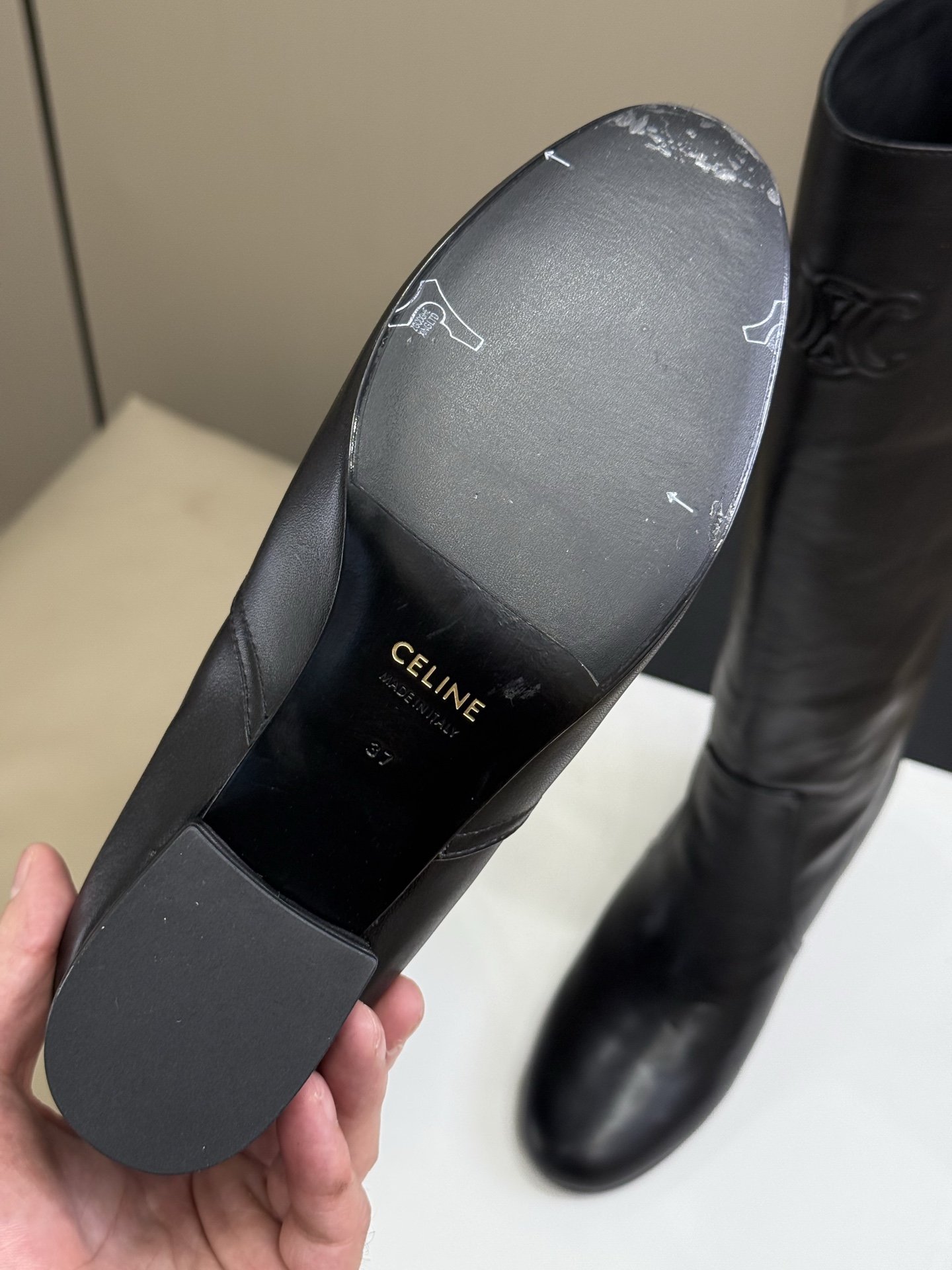 
celine 秋冬凯旋门长靴新品
膝下的高度，轻松驾驭的！ 
小粗跟很稳妥，舒适度不用担心呀！凯旋门l