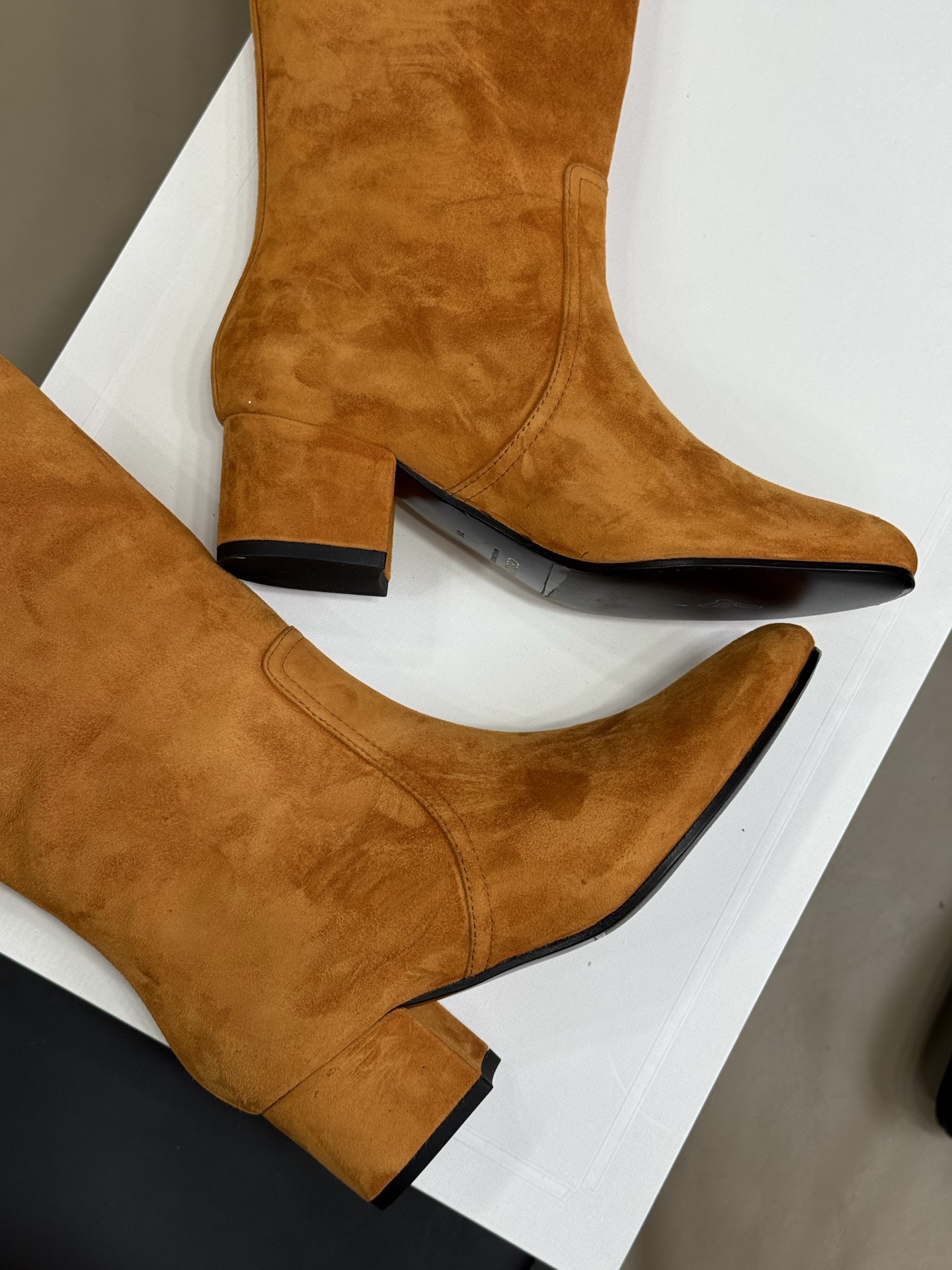 
celine 秋冬凯旋门长靴新品
膝下的高度，轻松驾驭的！ 
小粗跟很稳妥，舒适度不用担心呀！凯旋门l