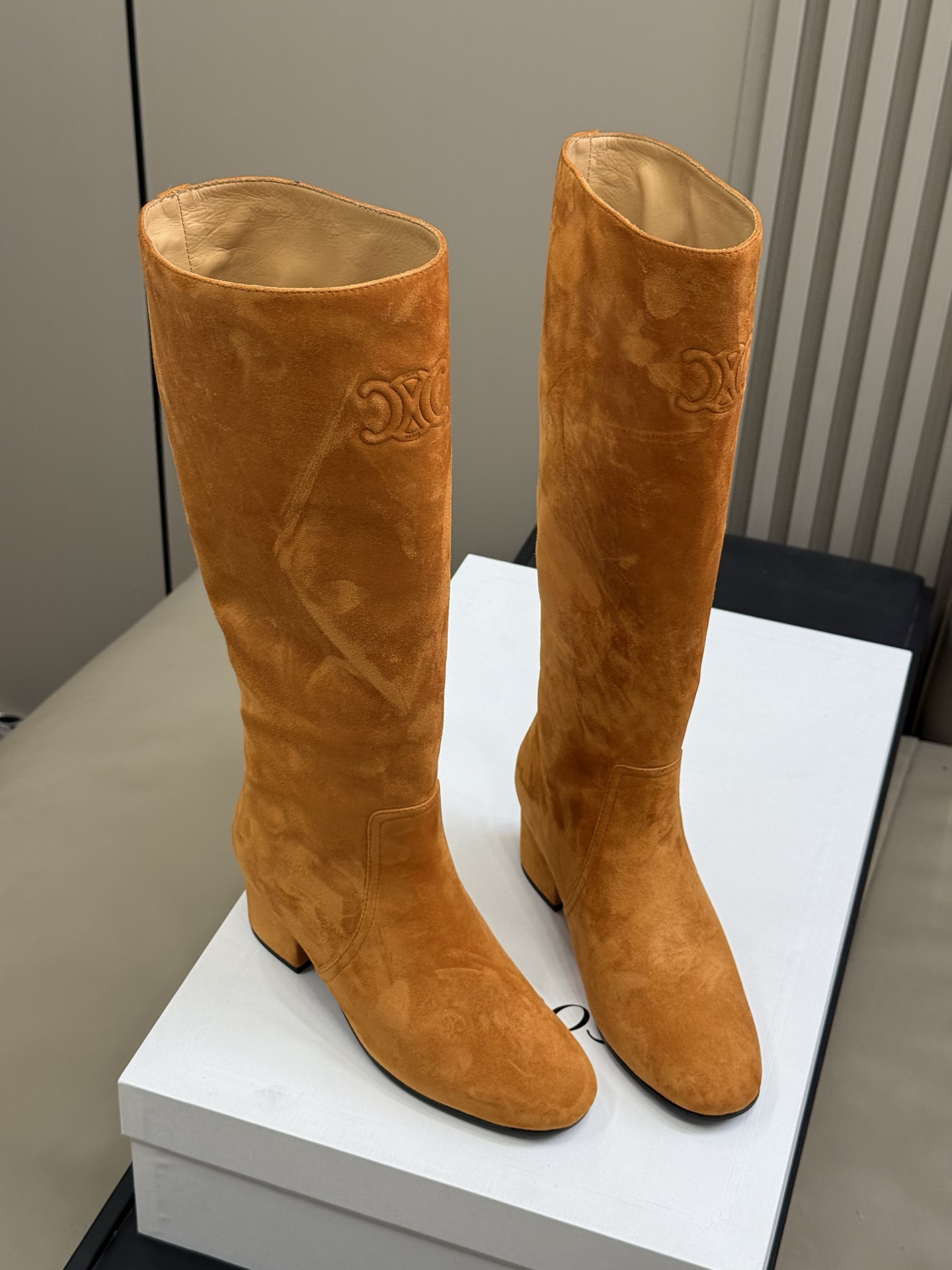 
celine 秋冬凯旋门长靴新品
膝下的高度，轻松驾驭的！ 
小粗跟很稳妥，舒适度不用担心呀！凯旋门l