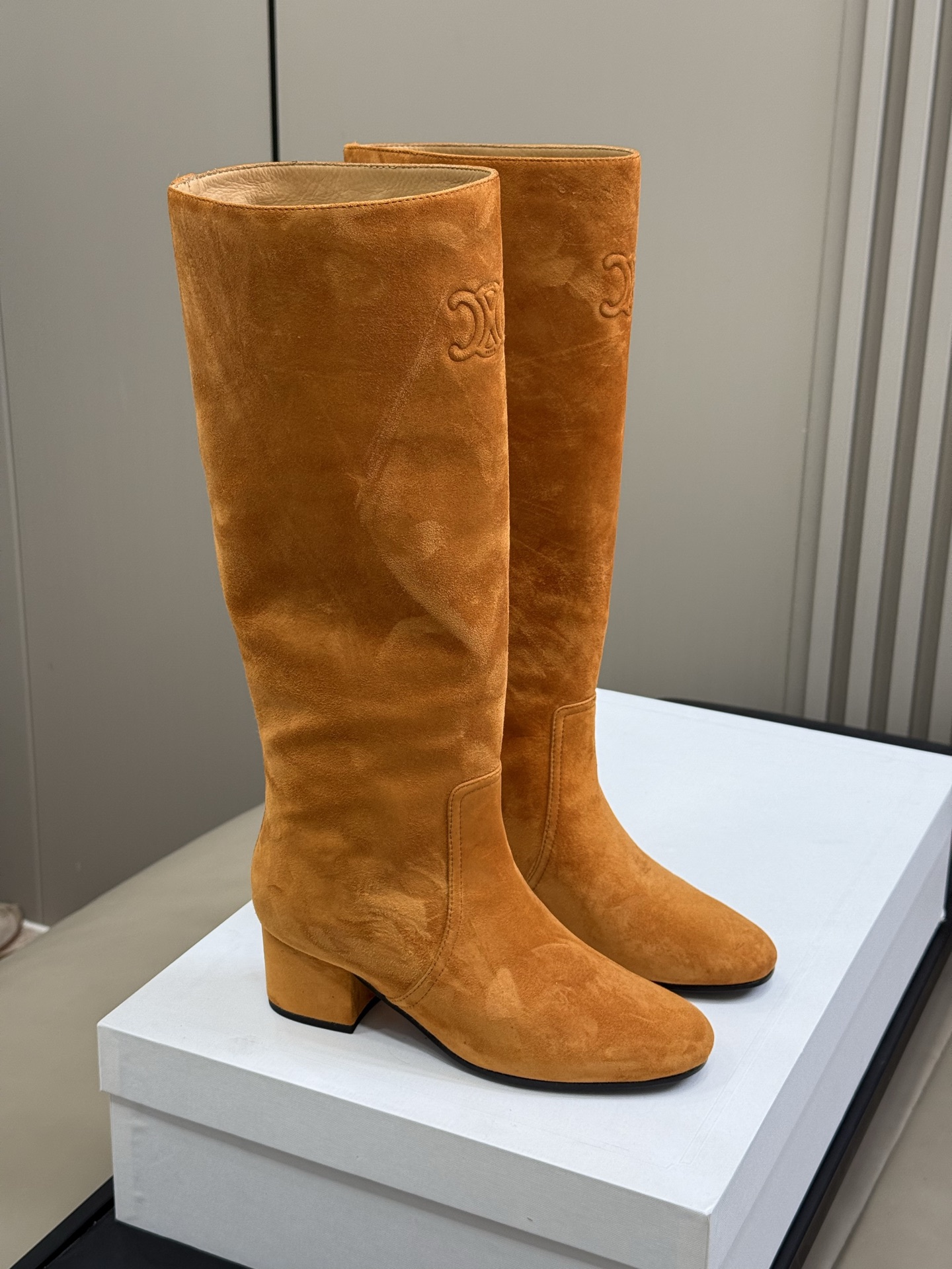 
celine 秋冬凯旋门长靴新品
膝下的高度，轻松驾驭的！ 
小粗跟很稳妥，舒适度不用担心呀！凯旋门l