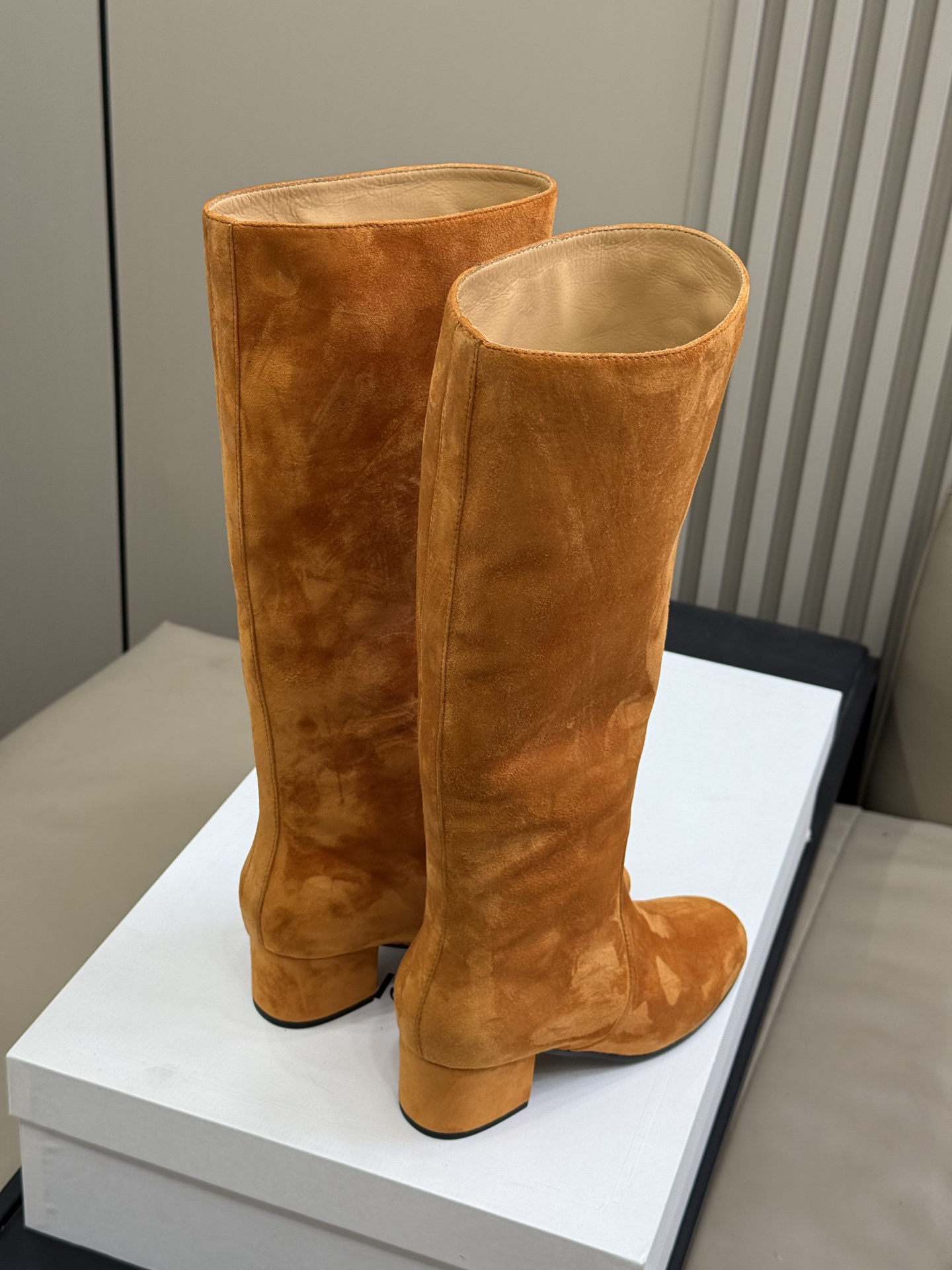 
celine 秋冬凯旋门长靴新品
膝下的高度，轻松驾驭的！ 
小粗跟很稳妥，舒适度不用担心呀！凯旋门l