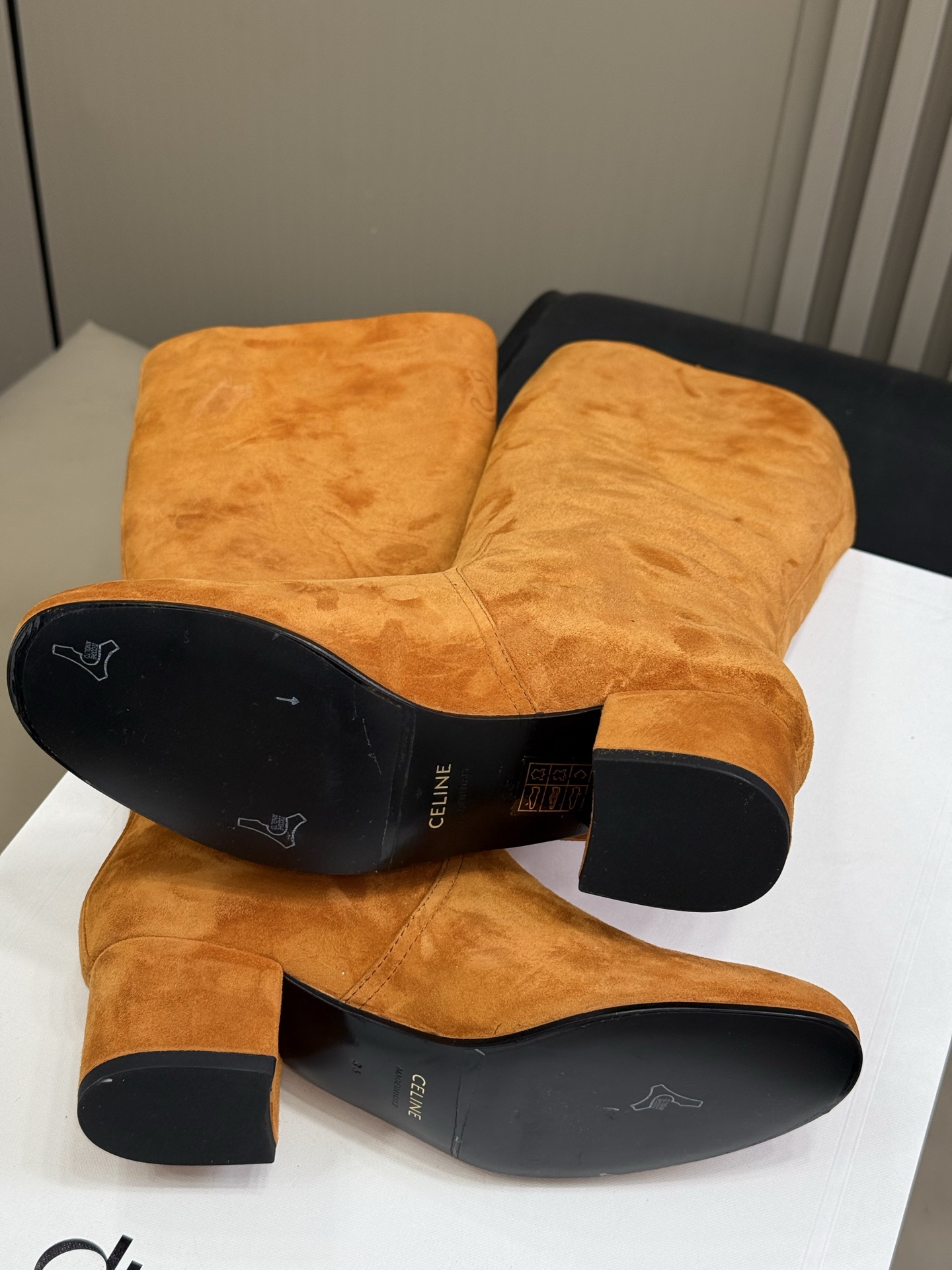 
celine 秋冬凯旋门长靴新品
膝下的高度，轻松驾驭的！ 
小粗跟很稳妥，舒适度不用担心呀！凯旋门l