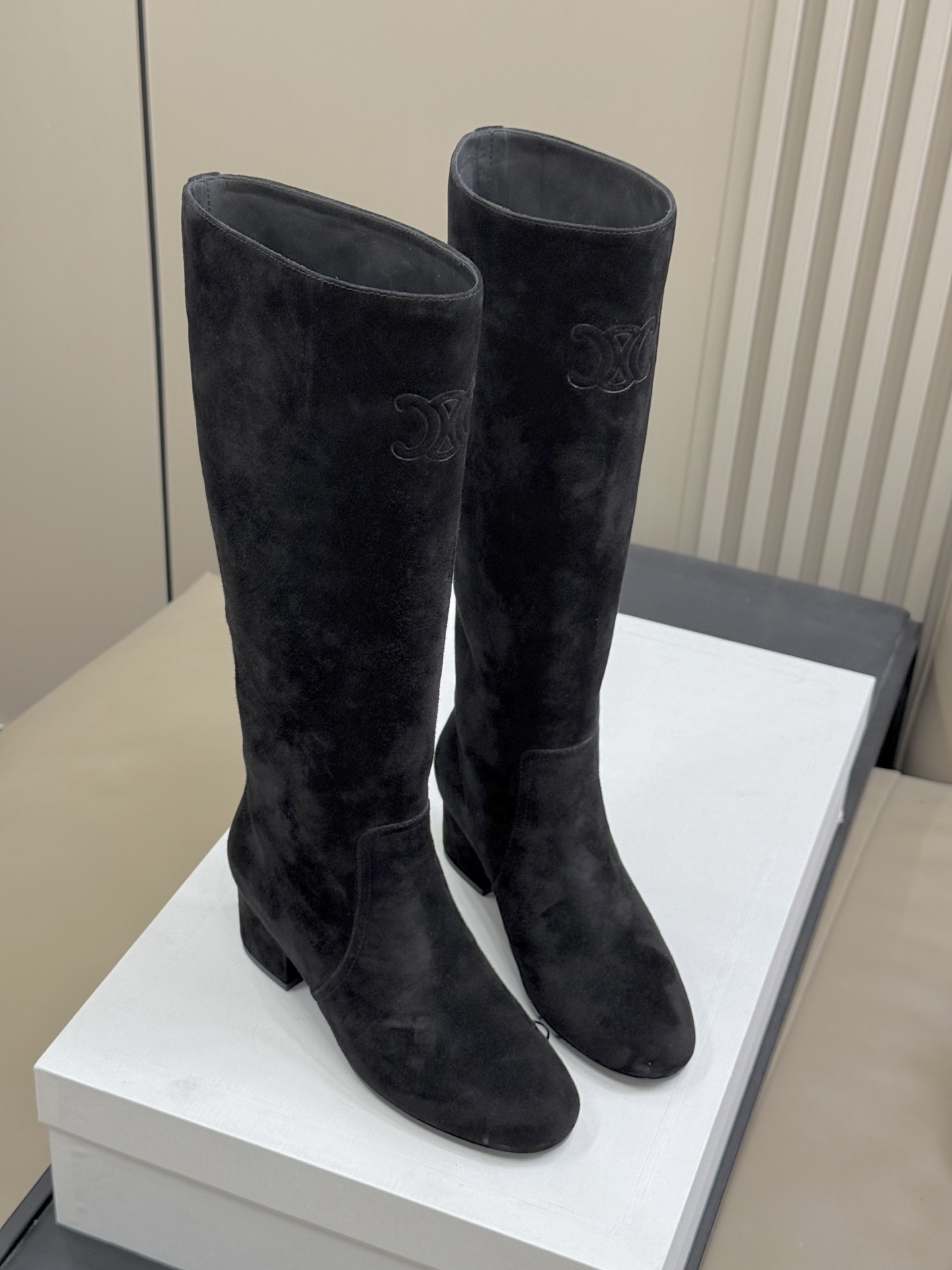 
celine 秋冬凯旋门长靴新品
膝下的高度，轻松驾驭的！ 
小粗跟很稳妥，舒适度不用担心呀！凯旋门l