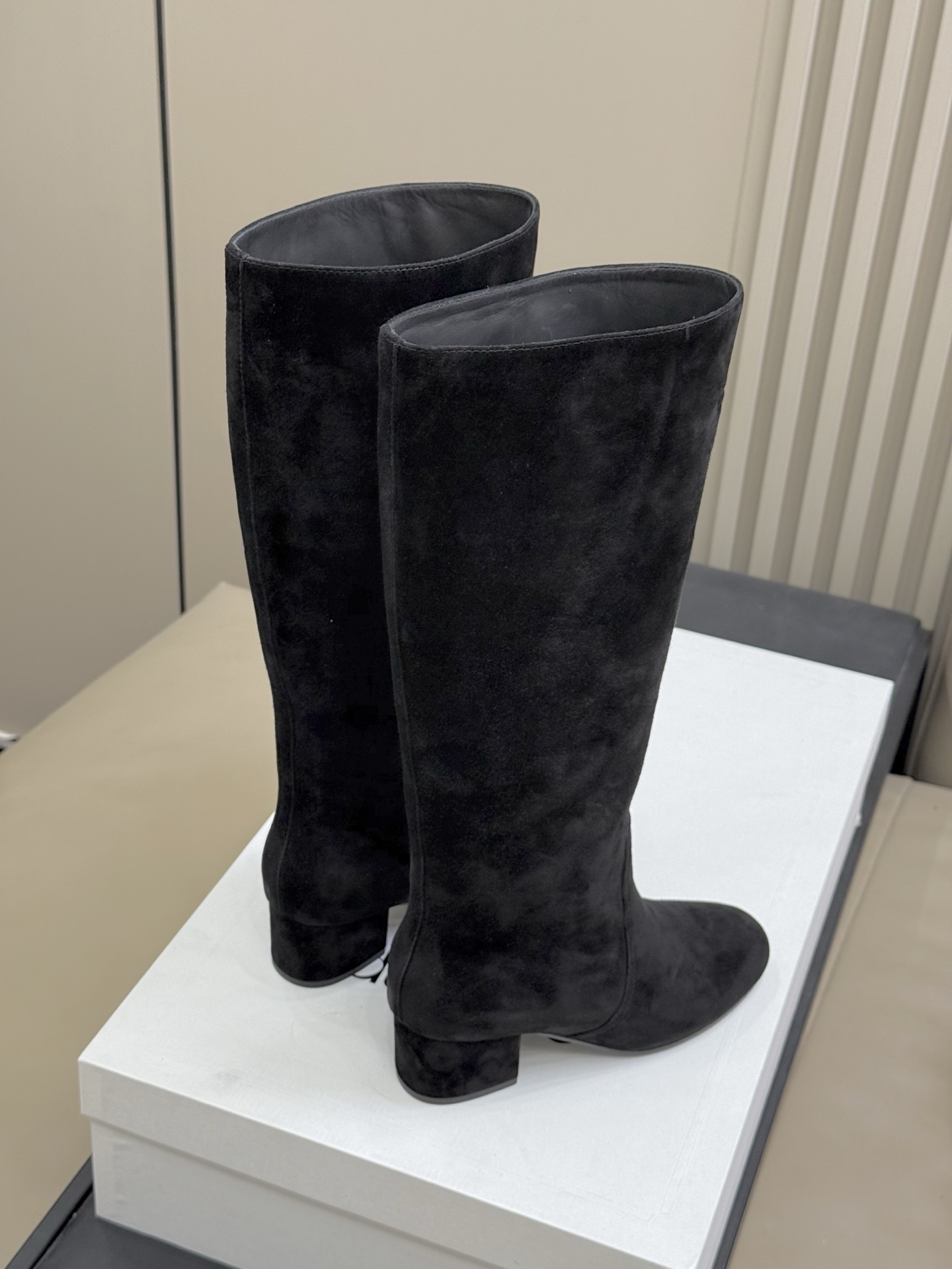 
celine 秋冬凯旋门长靴新品
膝下的高度，轻松驾驭的！ 
小粗跟很稳妥，舒适度不用担心呀！凯旋门l