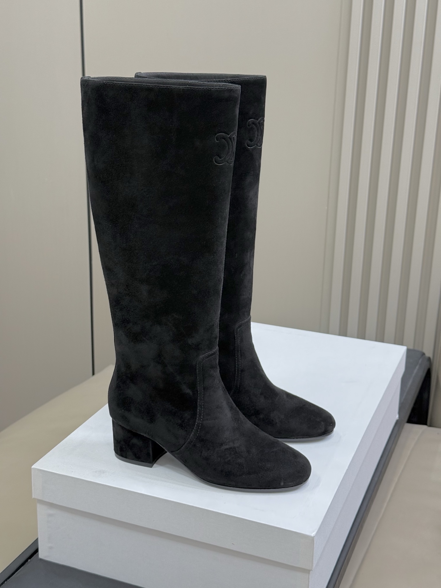 
celine 秋冬凯旋门长靴新品
膝下的高度，轻松驾驭的！ 
小粗跟很稳妥，舒适度不用担心呀！凯旋门l