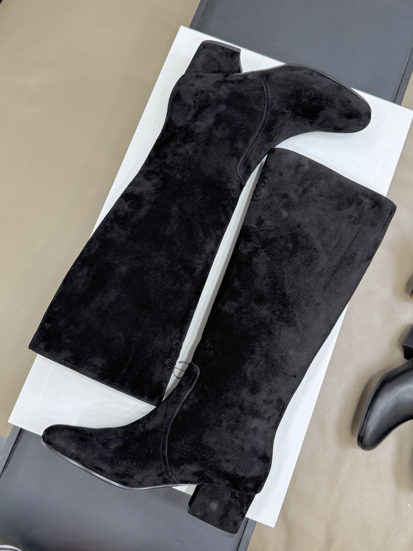 
celine 秋冬凯旋门长靴新品
膝下的高度，轻松驾驭的！ 
小粗跟很稳妥，舒适度不用担心呀！凯旋门l