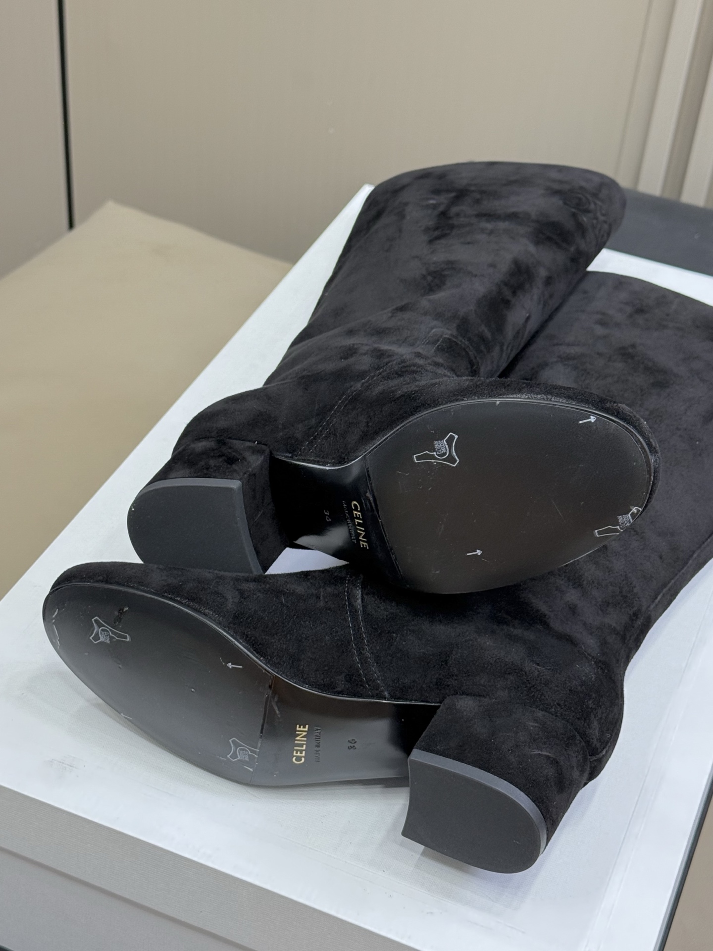 
celine 秋冬凯旋门长靴新品
膝下的高度，轻松驾驭的！ 
小粗跟很稳妥，舒适度不用担心呀！凯旋门l