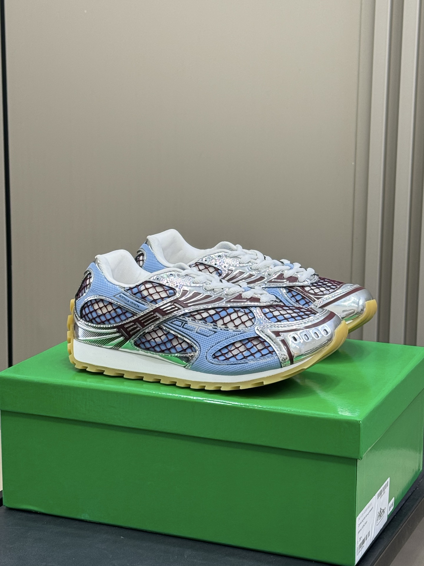 NO:613419,Men and women # insert new colors # ss25 new colors Bottega Veneta new shoes Orbit sneakers Couple model, really classic color + 25 new colors Retro sneakers worn by Wang Yibo, Zhou Liangtong, Mika and many other stars Orbit is a new shoe model launched by Bottega Veneta. Among the four colors, the lines of the shoe body and the mesh woven upper are well integrated, and the positioning is comfortable and casual with a refined tone! Top quality couple size 35-45 (female 4041 male 45 customized), casual shoes/sports shoes, bottega veneta, sneakers19860909女男#插播新色# ss25 新配色 Bottega Veneta 新款鞋 Orbit运动鞋 情侣款,真的太经典色+25新配色 王一博、周兩彤、米卡等多位明星上脚的复古运动鞋 Orbit 是 Bottega Veneta推出的全新鞋款. 四个配色当中,鞋身的线条和网纱编织鞋面都融合的很好,定位舒适休闲也不乏精致的调性！ 顶级精品情侣size 35-45 (女4041男45订做),休闲鞋/运动鞋,bottega veneta,sneakers,Women's Shoes