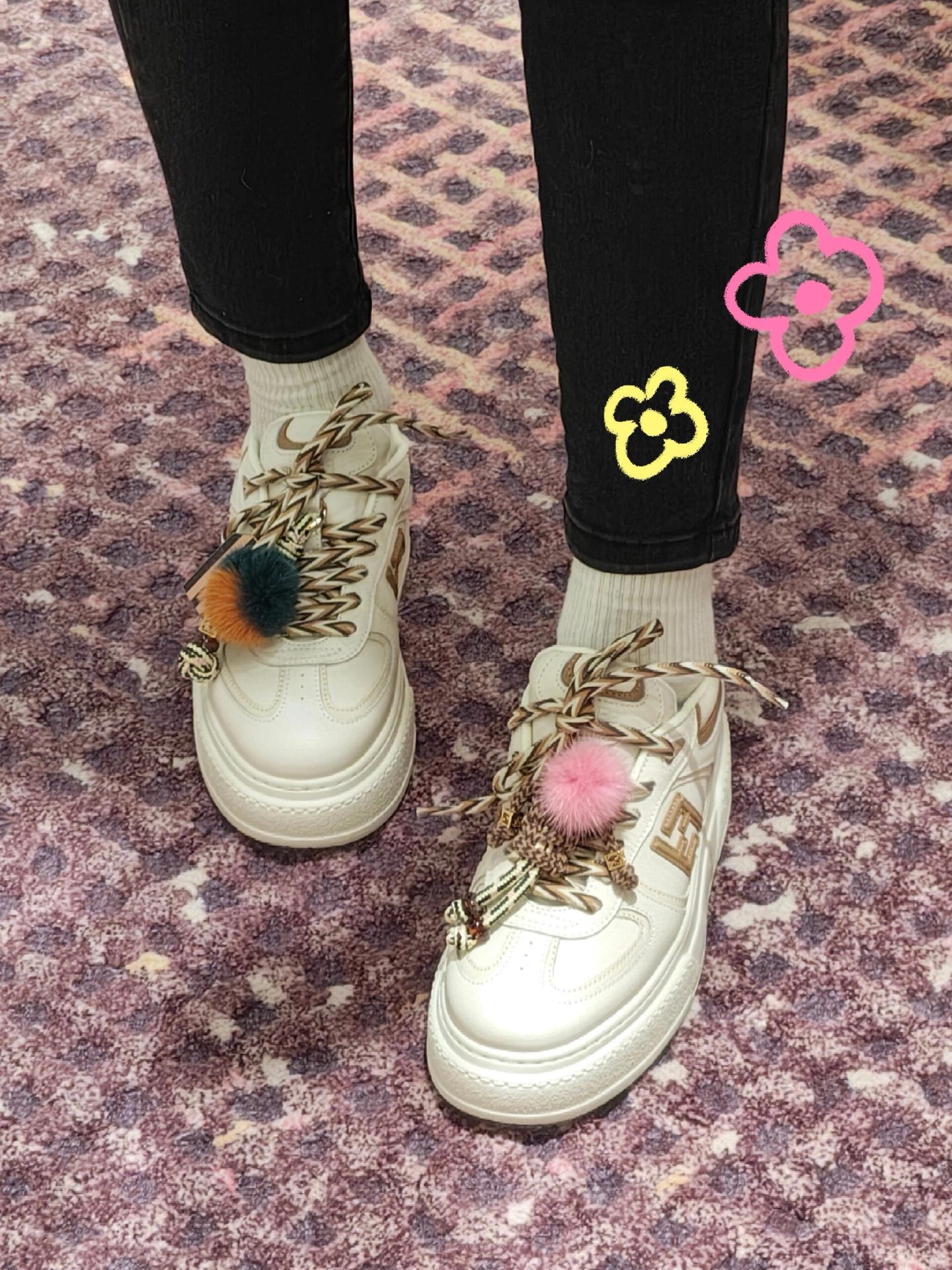 NO:460181,Every color looks good. The fighter in the height-enhancing shoes is this pair of Fendi. Fendi is really a treasure brand. The shoes are easy to wear until every pair is worn by me!  !  The quality of his shoes is really good and comfortable, and the quality of wearing is crushing!  !  Who would have thought of how easy it is to wear with a pair of thick-soled height-enhancing shoes!  It's not heavy at all, it's not soaked, and it's stable!  No problem jumping!  Then the small fur balls on it were so cute that they exploded. With the shiny fendi metal logo, I couldn't wait to be happy to play pedals without taking a single step [Party R] [Party R] [Party R], casual shoes/sports shoes, fendi, sneakers19860909每个颜色都好看啊 增高鞋中的战斗机就是这双Fendi Fendi真是宝藏品牌,鞋子好穿到每一双都被我穿到烂！！他家的鞋子质量是真好真舒服,好穿度是碾压性的存在！！ 一双厚底增高鞋谁能想到它有多好穿！完全不重,不泡,又稳！蹦蹦跳跳没问题！然后上面的小毛球装饰可爱到爆炸,配合闪闪的fendi金属logo,让我没走一步路都恨不得开心的踢正步[派对R][派对R][派对R],休闲鞋/运动鞋,fendi,sneakers,Women's Shoes