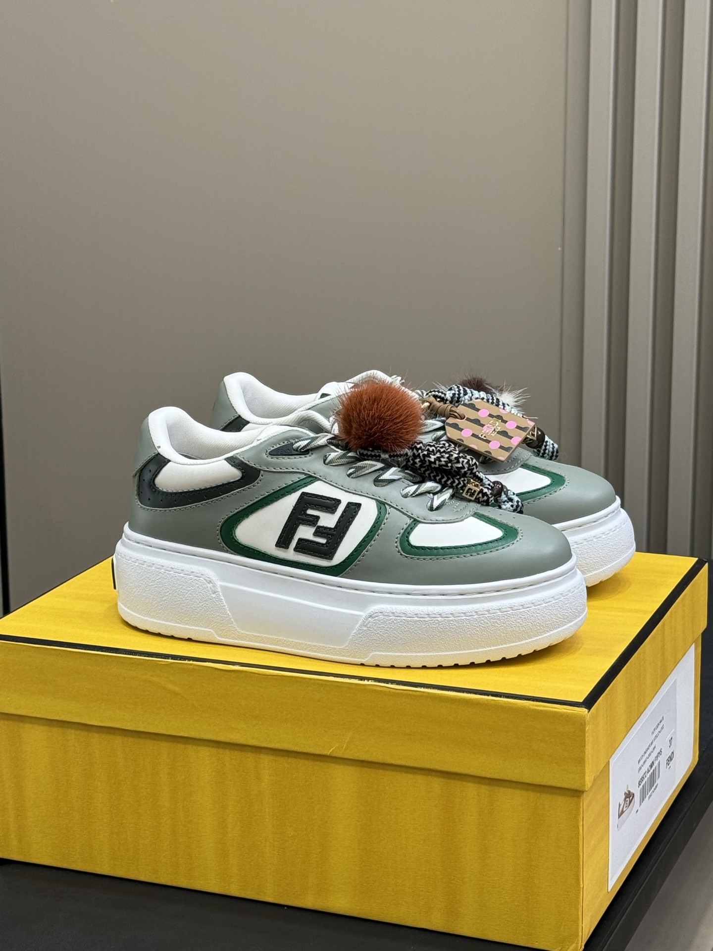 NO:460165,Top quality FENDI Match Platform sneakers, leaping through the city, full of fantasy mountains FENDI Match Platform sneakers, freely leaping with the rhythm』 The flexible shape echoes the vitality color matching/multi-color searches for fun moments (Super cute match sneakers with two small fur pendants. The pendants can be removed and hung on the bag, or exchange friends charm with good friends. The match after removal is also very versatile and looks good to automatically increase the height by 5 cm [doge] Fendi's new vanity bag this season is also super cute size 35-40, casual shoes/sports shoes, fendi, tom ford, sneakers19860909顶级品质 FENDI Match Platform运动鞋 飞跃都市,满载奇思妙想山 FENDI Match Platform运动鞋 随节奏自由跃动』 灵动造型呼应活力配色/多元色彩寻往乐趣时刻（ 超可爱带两个小皮草挂件的match运动鞋.挂件可以拆下挂在包包上,或者和好朋友交换friendship charm. 拆下来后的match也很百搭好看穿上自动增高5厘米[doge] Fendi这一季新款的vanity bag也超可爱呀 size 35-40,休闲鞋/运动鞋,fendi,tom ford,sneakers,Women's Shoes