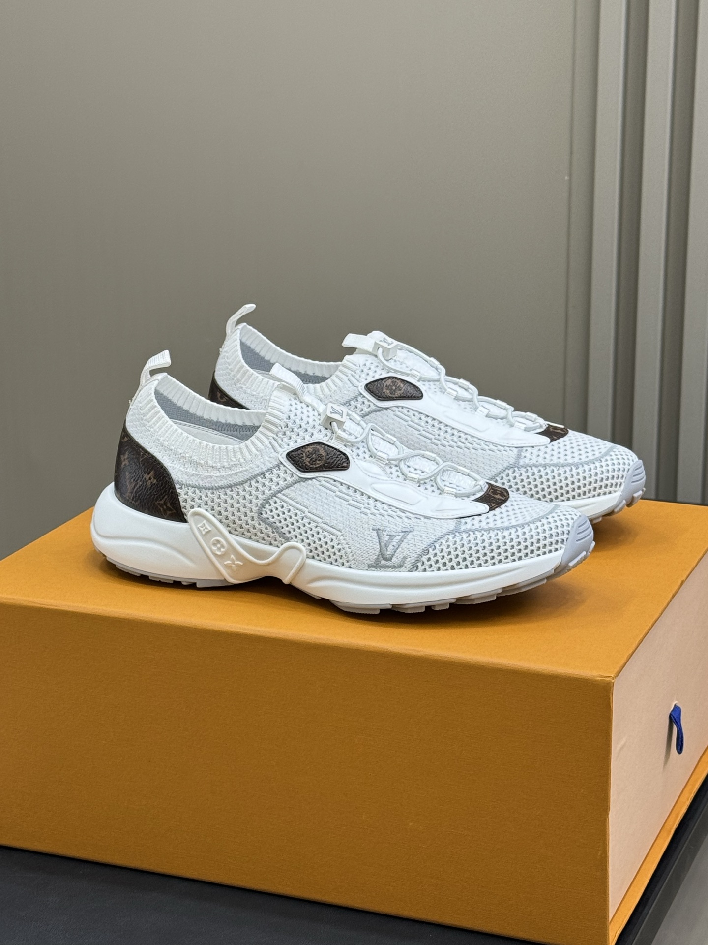 NO:460195,Top quality LV 25 new mesh sneakers are equipped with 25 sports soles, rich in details, fashionable sneakers feel online, and the feet feel light and comfortable!  Couple models 35-45, casual shoes/sports shoes, louis vuitton, sneakers19860909顶级品质 LV 25新款网面运动鞋 搭载25款运动鞋底,细节丰富,时髦运动鞋感在线ing,脚感轻盈舒适！ 情侣款35-45,休闲鞋/运动鞋,louis vuitton,sneakers,Women's Shoes