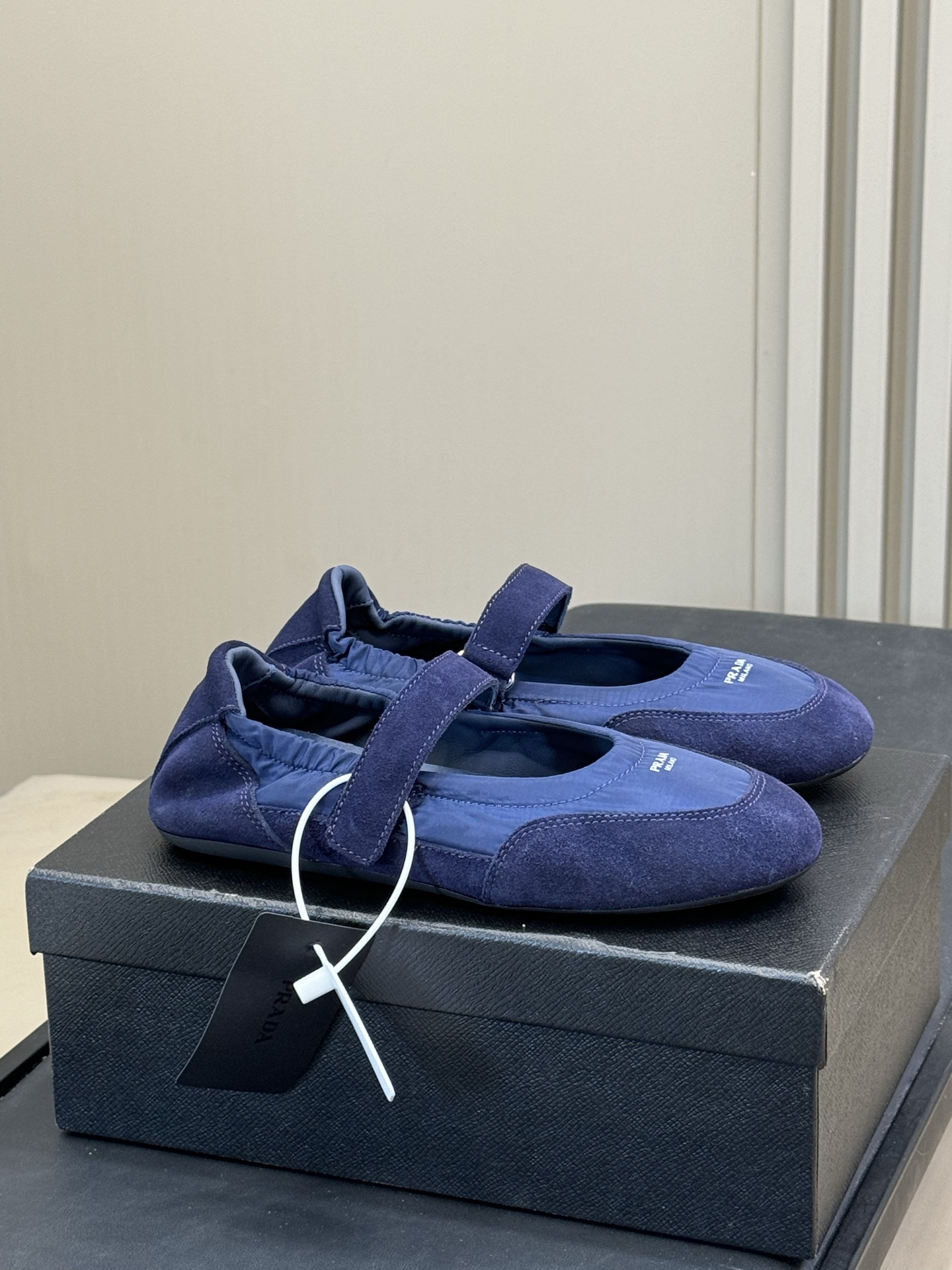 NO:460184,Top quality #Prada women's shoes fw25 new collapse suede spliced ​​nylon design super light, super comfortable and lazy! You won't be tired even if you take 0 steps. Inner lambskin, sole glue sole size 35-41, Mary Jane, prada, mary jane, sheepskin, chamois leather19860909顶级品质 #Prada女鞋fw25 new 秀场上走下来的collapse 麂皮拼接尼龙设计 超轻 超舒适 超慵懒！走0步也不會累的 內裡小羊皮,鞋底胶底 size 35-41,玛丽珍,prada,mary jane,sheepskin,chamois leather,Women's Shoes