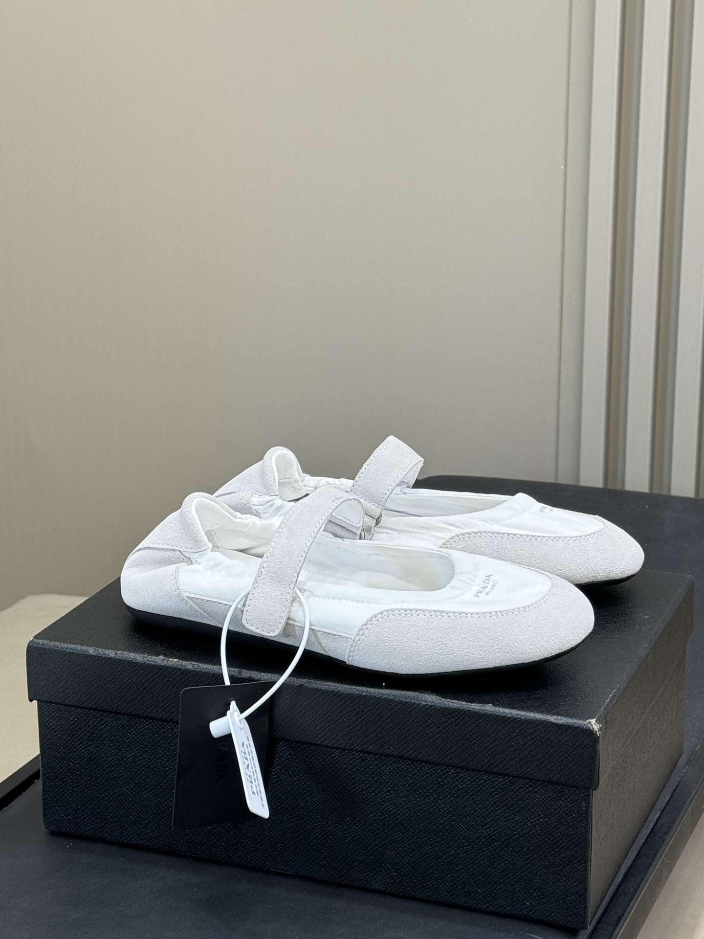 NO:460191,Top quality Prada women's shoes fw25 new collapse suede spliced ​​nylon design super light, super comfortable and lazy! You won't be tired even if you take 0 steps. Inner lambskin, sole glue sole size 35-41, Mary Jane, prada, mary jane, sheepskin, chamois leather19860909顶级品质 Prada女鞋fw25 new 秀场上走下来的collapse 麂皮拼接尼龙设计 超轻 超舒适 超慵懒！走0步也不會累的 內裡小羊皮,鞋底胶底 size 35-41,玛丽珍,prada,mary jane,sheepskin,chamois leather,Women's Shoes