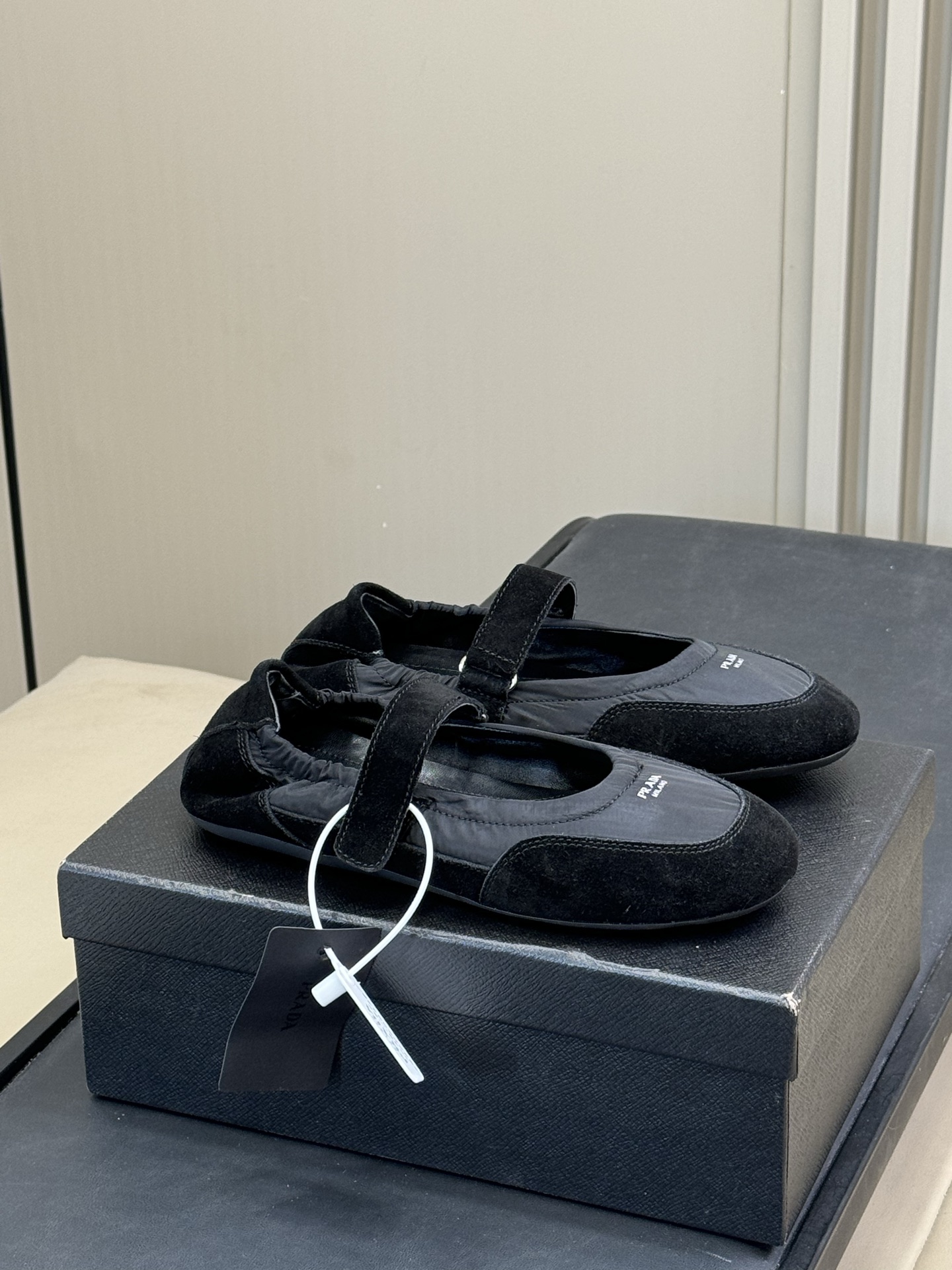 NO:460177,Top quality Prada women's shoes fw25 new collapse suede spliced ​​nylon design super light, super comfortable and lazy! You won't be tired even if you take 0 steps. Inner lambskin, sole glue sole size 35-41, Mary Jane, prada, mary jane, sheepskin, chamois leather19860909顶级品质 Prada女鞋fw25 new 秀场上走下来的collapse 麂皮拼接尼龙设计 超轻 超舒适 超慵懒！走0步也不會累的 內裡小羊皮,鞋底胶底 size 35-41,玛丽珍,prada,mary jane,sheepskin,chamois leather,Women's Shoes