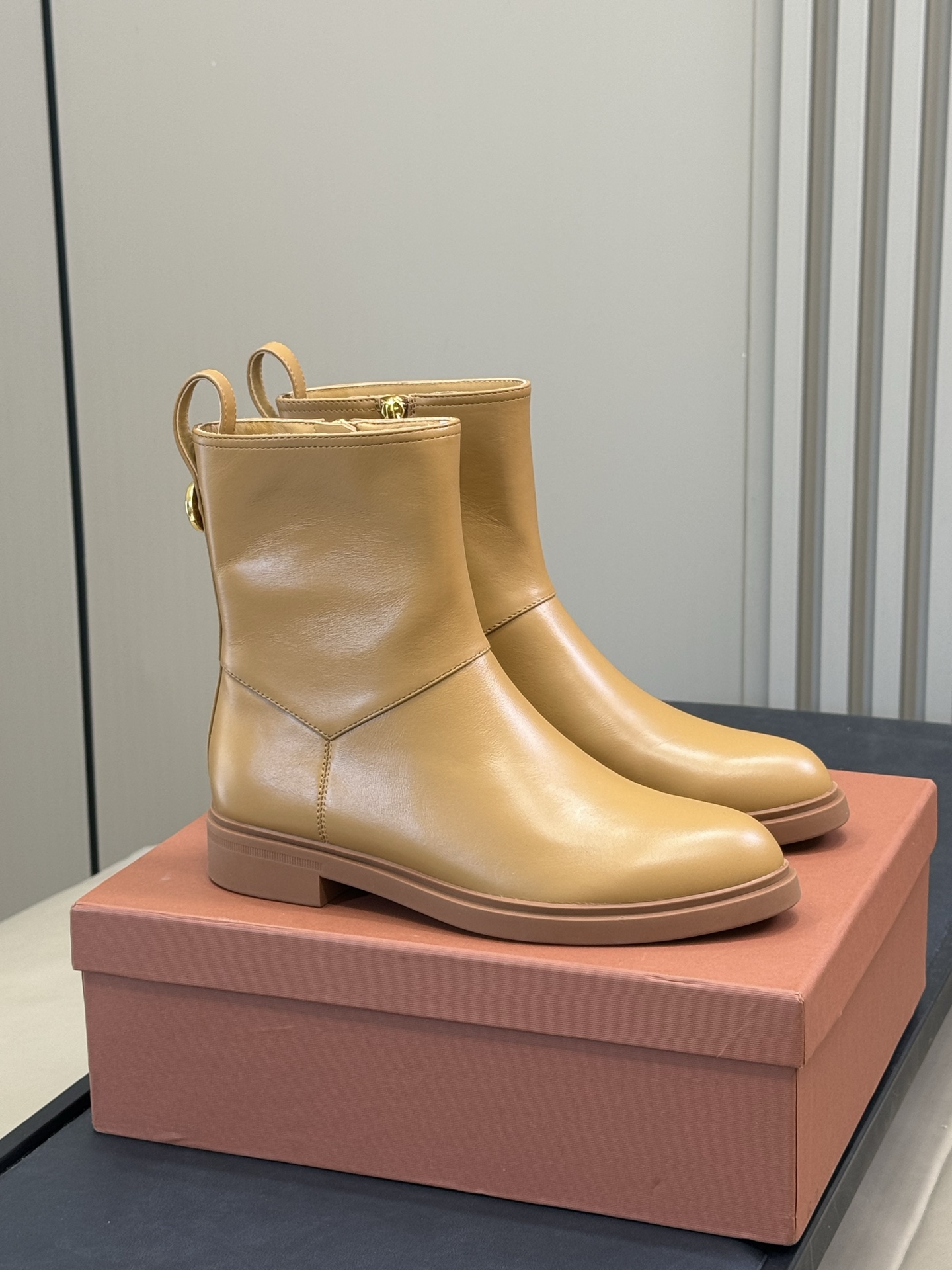 NO:462285,loro piano fw25 new arrival~ lp 55 autumn and winter short boots new Kilda Ankle Boot simple design, high-quality material selection, excellent craftsmanship, showing the old-fashioned temperament!  Simple and beautiful, with high matching index, easy to integrate into autumn and winter look size 35-41, boots, loro piana, loro piana, boots19860909loro piana fw25 new arrival～ lp 55秋冬 短靴新品Kilda Ankle Boot 简约设计,优质选材,精良工艺,尽显老钱气质！ 简单好看,搭配指数高,轻松融入秋冬look size 35-41,靴子,loro piana,loro piana,boots,Women's Shoes