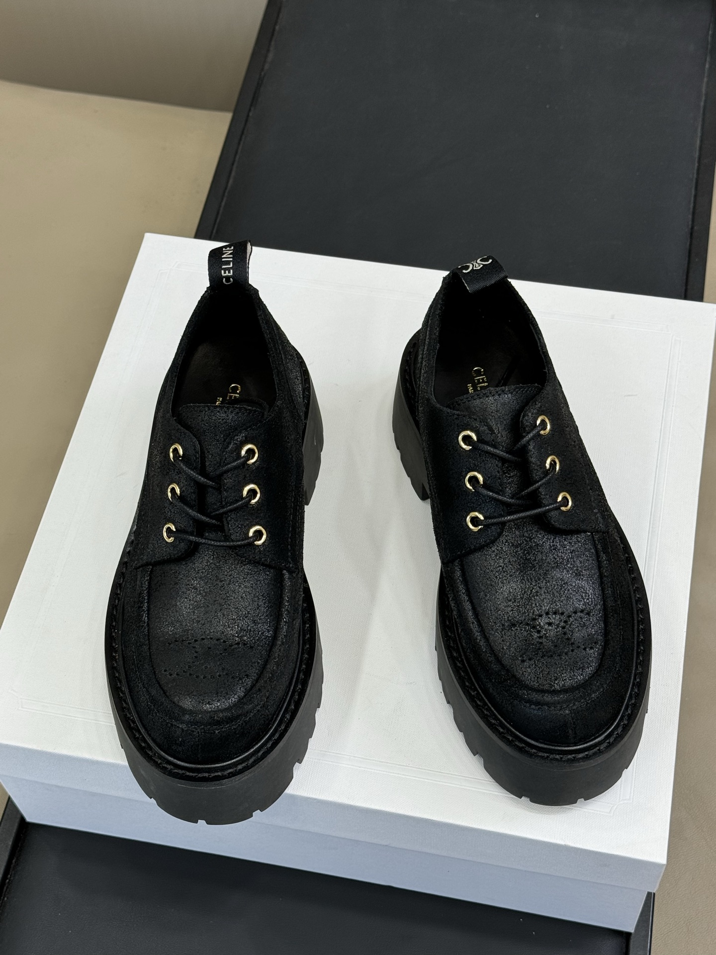 
CELINE 25｜新款黑色乐福鞋
经典中的经典，百搭中的战斗机
选它，绝不出错！小牛皮质感超好的，鞋