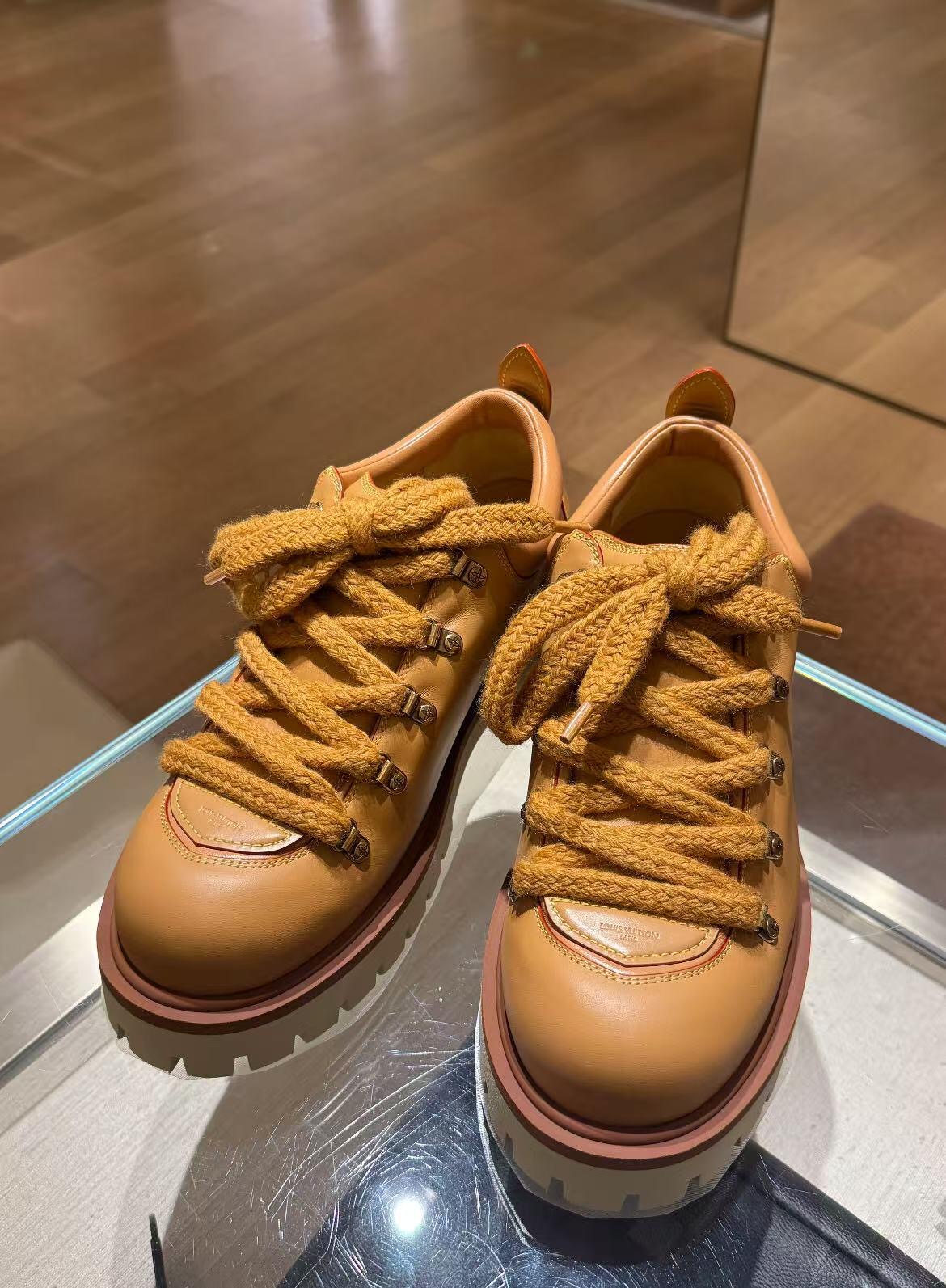 NO:460990,LV｜New Derby Shoes LV New Derby Shoes are here Derby Shoes nigo co-branded!  The calf leather has a good texture, the sole is very light and has a certain thickness, and the details such as oil edge wiring are quite OK. Couple size 35-45, loafers, louis vuitton,loafers,cowhide19860909LV｜新品德比鞋 LV新款德比鞋来啦 Derby鞋 nigo联名！ 小牛皮质感贼好,鞋底很轻有一定厚度 油边走线等细节都蛮OK的 情侣size 35-45,乐福鞋,louis vuitton,loafers,cowhide,Women's Shoes