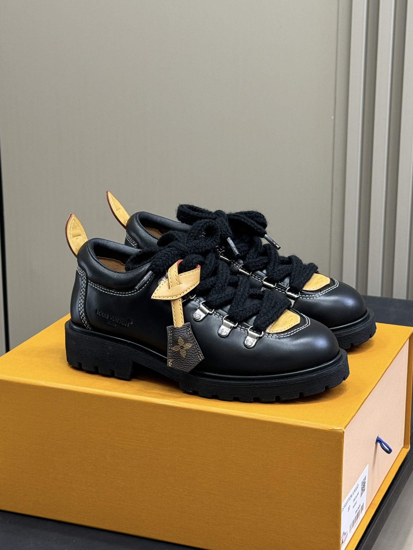 NO:465832,LV｜New Derby Shoes LV New Derby Shoes are here Derby Shoes nigo co-branded!  Calf leather has a good texture, the sole is very light and has a certain thickness. The details such as oil edge wiring are quite OK. Couple size 35-45 (for women 40 men 45 customized, no return or exchange), loafers, louis vuitton, loafers, cowhide19860909LV｜新品德比鞋 LV新款德比鞋来啦 Derby鞋 nigo联名！ 小牛皮质感贼好,鞋底很轻有一定厚度 油边走线等细节都蛮OK的 情侣size 35-45（女40男45定制不退换）,乐福鞋,louis vuitton,loafers,cowhide,Women's Shoes