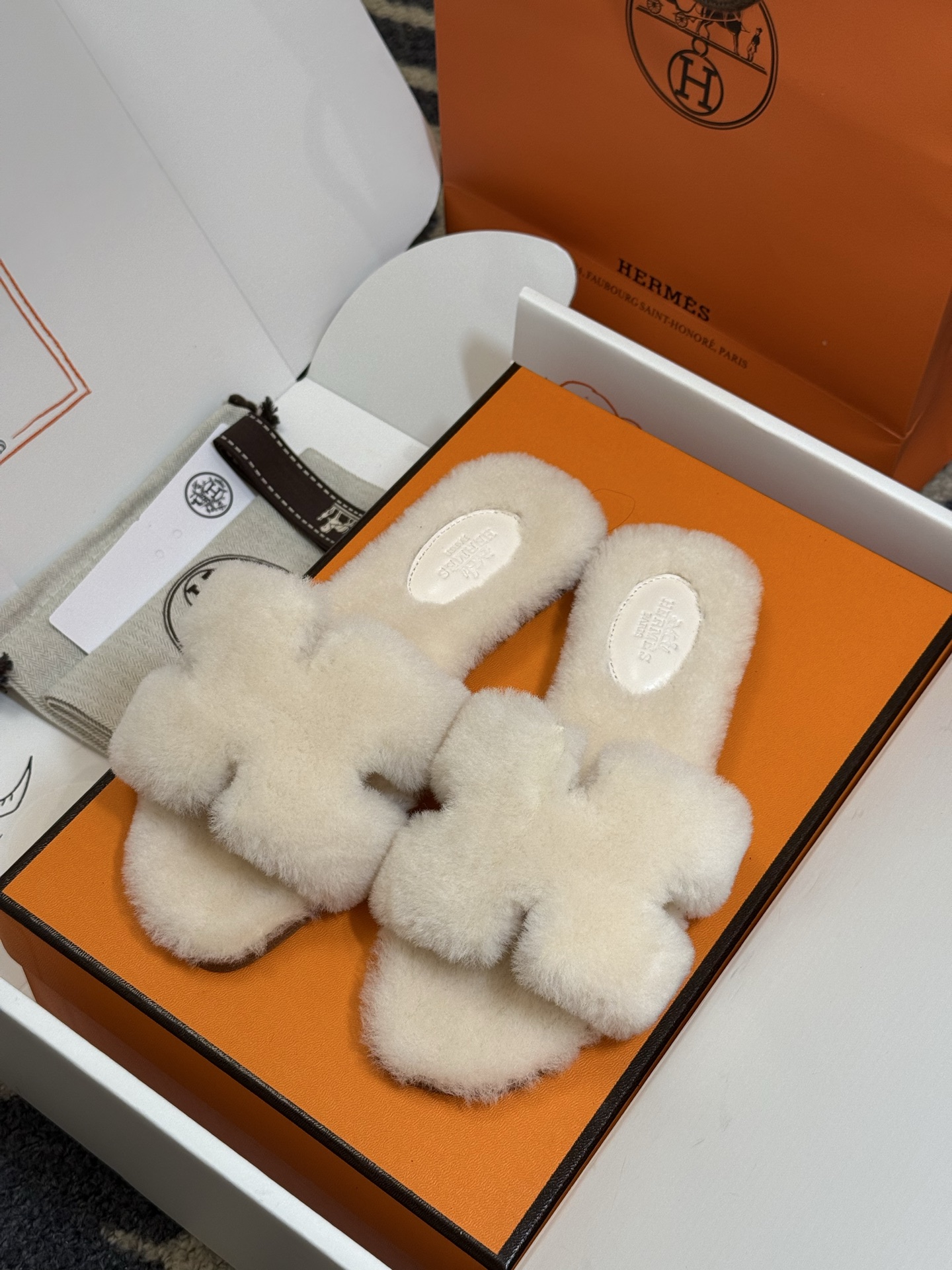 NO:494485,Top quality Hermes fw25 new arrival~ Hermes new autumn and winter H lamb wool slippers 25ss new color matching is made of high-density sheepskin fur. The wool is cut into straight hair~ it looks fluffy and warm, cute, it looks super good on the feet, it shows temperament~the touch is soft, comfortable and easy to wear!  Fur integrated material, Italian imported cowhide size 35-42 (40 41 42 customized, non-return and exchange), fur shoes and slippers, hermes, hermes, slippers, cowhide, sheepskin19860909顶级品质 Hermes fw25 new arrival～ 爱玛仕秋冬新品H羔羊毛拖鞋 25ss新配色选用高密度羊皮毛一体材质 毛质为剪糕直毛～看起来蓬松温暖 可爱 上脚超好看 显气质～触感柔软 舒适好穿啊！ 皮毛一体材质,鞋底意大利进口牛皮 size 35-42（40 41 42订做不退换）,毛毛鞋拖鞋,hermes,hermes,slippers,cowhide,sheepskin,Women's Shoes