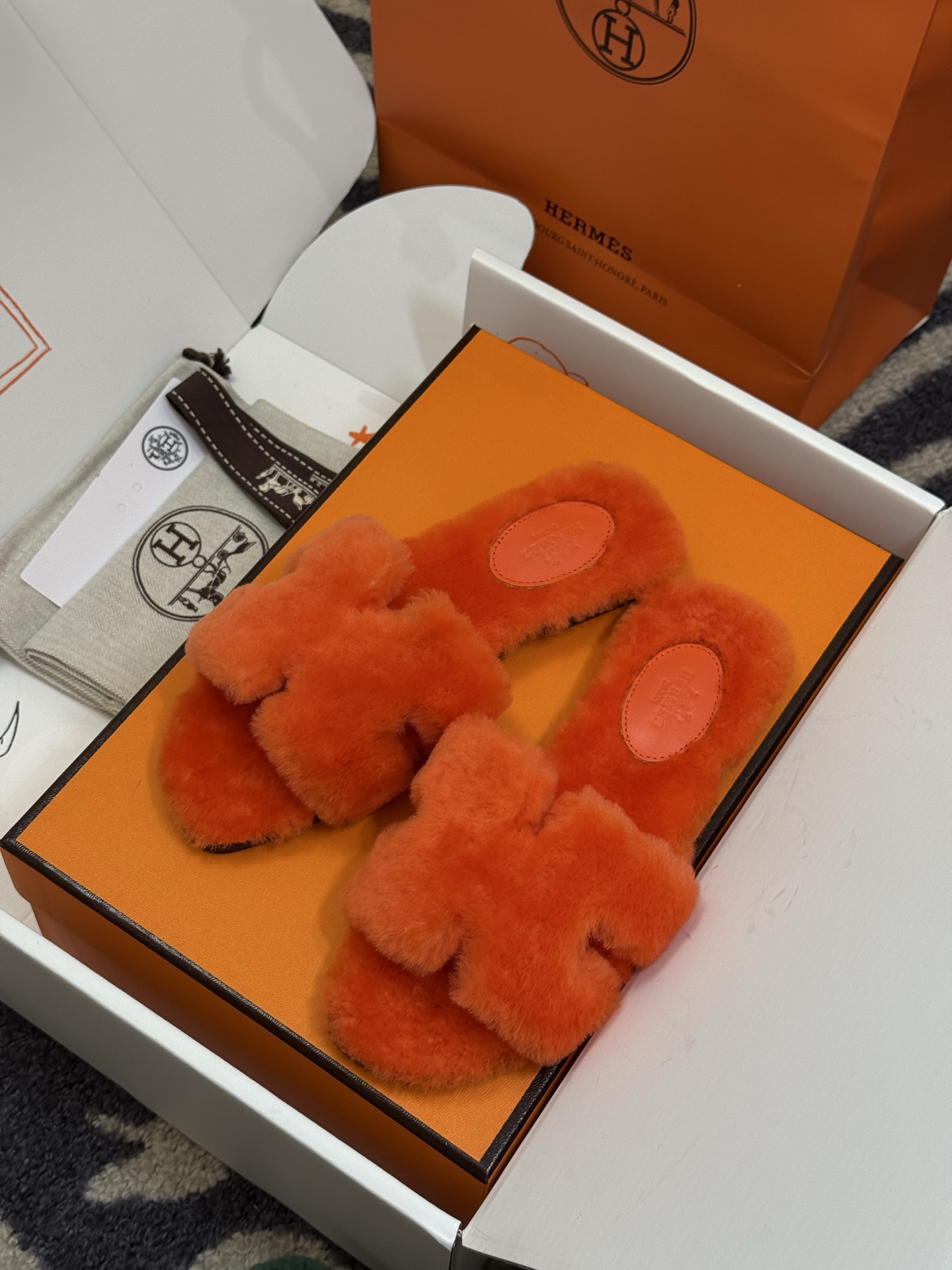 NO:491408,Hermes oran wool drag classic sheepskin fur integrated fur slippers, gentle temperament, soft touch, beautiful and warm... Fur integrated material, imported cowhide from Italy!  size 35-42, fur shoes slippers, hermes, slippers, cowhide, sheepskin19860909Hermes oran毛毛拖 经典羊皮毛一体毛毛拖鞋,温婉的气质,柔软的触感,好看又保暖…… 皮毛一体材质,鞋底意大利进口牛皮！ size 35-42,毛毛鞋拖鞋,hermes,slippers,cowhide,sheepskin,Women's Shoes