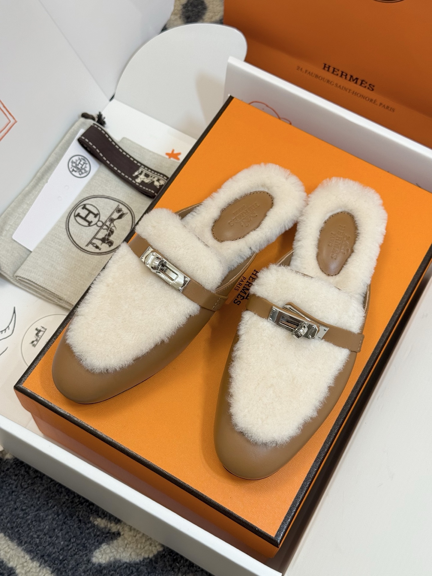 NO:494461,Top quality Hermes fw25 new arrival~ Hermes autumn and winter new product kelly button half-mopping cake wool soft and comfortable and warm with classic kelly button, high-end and beautiful and easy to wear ~ a must-have item for fashionable autumn and winter matching!  Upper Yangjing calfskin shoes + leather strip Kelly buckle, fur-lined integrated wool lining sole imported from Italy size 35-41 (40 41 custom made without return), semi-dragged fur shoes, hermes, hermes, cowhide, sheep, Leather soles19860909顶级品质 Hermes fw25 new arrival～ 爱玛仕秋冬新品kelly扣半拖 糕羊毛柔软舒适又保暖搭配经典kelly扣 高级好看又好穿～时髦精秋冬搭配必备单品！ 鞋面羊京 小牛皮鞋+皮条Kelly扣 里衬皮毛一体羊毛内里 鞋底意大利进口真皮大底 size 35-41（40 41订做不退换）,半拖毛毛鞋,hermes,hermes,cowhide,sheep,Leather soles,Women's Shoes