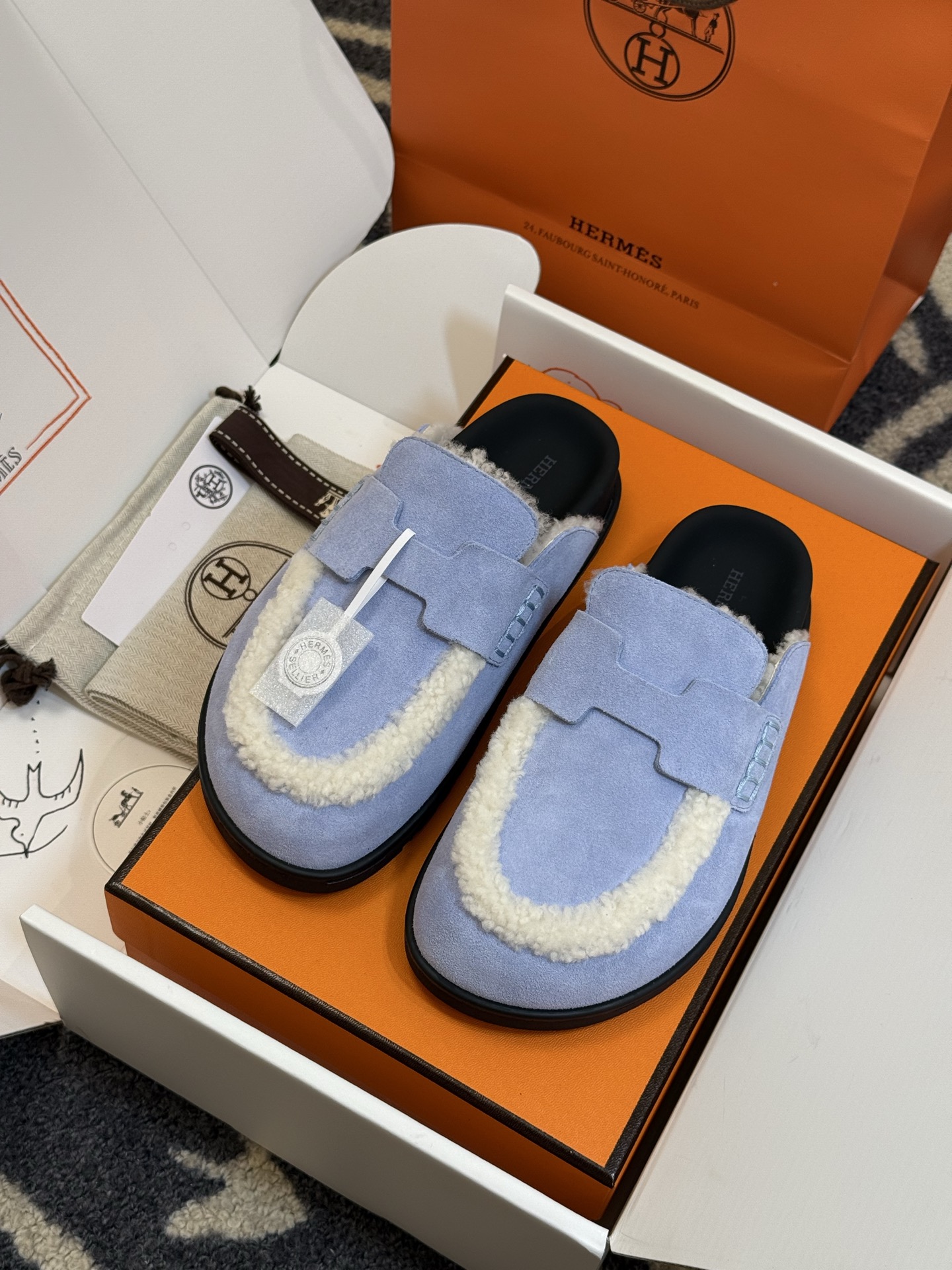 NO:494439,Top quality Hermes fw25 new arrival~ Hermes new autumn and winter Birken half-slippers. H's fat-toe Birkennel shoes are ugly and cute. The couples and boys and girls look good~ comfortable!  Easy to match!  It's very fashionable to wear naked or match socks~ Suede upper, sheepskin waterproof platform couple size35-45, semi-drag, hermes, hermes, slippers, sheepskin, chamois leather, socks19860909顶级品质 Hermes fw25 new arrival～ 爱玛仕秋冬新品勃肯半拖鞋 H家这款胖头勃肯鞋丑萌丑萌的很可爱 情侣款男生女生穿都好看～舒适度哦！ 随性好搭配！裸穿或搭配袜子穿很时髦～ 鞋面麂皮材质 羊皮包水台 情侣size35-45,半拖,hermes,hermes,slippers,sheepskin,chamois leather,socks,Women's Shoes