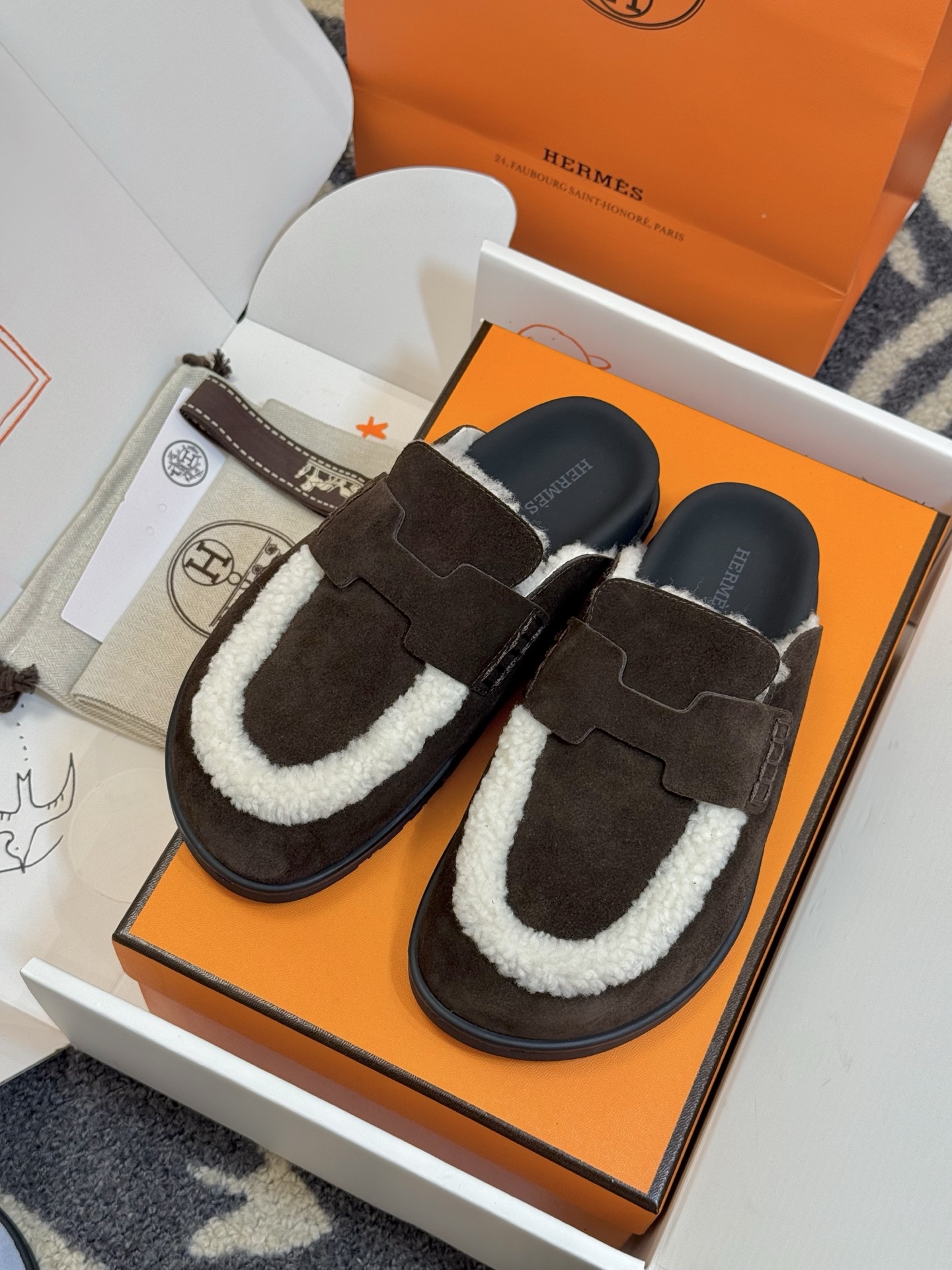 NO:477598,Hermes | Go mules | Couple style Suede calfskin mules, classic 'H' upper details. Create a comfortable and modern style. There are two layouts, leather and Maori, which are easy for both boys and girls!  High-end casual, very toned with socks. Couple size 35-45 men, semi-dragged fur shoes, hermes, hermes, cowhide, chamois leather, socks19860909爱马仕 Hermes | Go穆勒鞋 |情侣款 麂皮小牛皮穆勒鞋,经典“H”型鞋面细节. 打造舒适现代风格. 有皮里和毛里两个版面,男生女生都好穿的！ 高级随性,配个袜子很有调性 情侣size 35-45男,半拖毛毛鞋,hermes,hermes,cowhide,chamois leather,socks,Women's Shoes