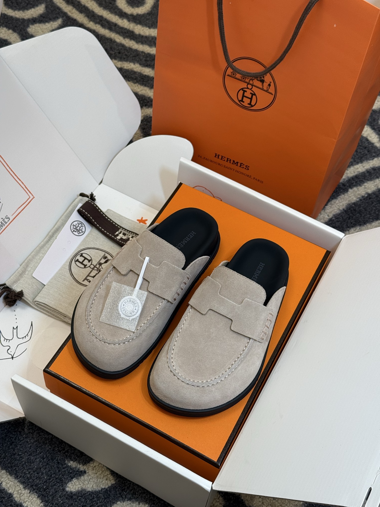 NO:494419,Top quality Hermes fw25 new arrival~ Hermes new autumn and winter Birken half-slippers. H's fat-toe Birkennel shoes are ugly and cute. The couples and boys and girls look good~ comfortable!  Easy to match!  It's very fashionable to wear naked or match socks~ Suede upper, sheepskin waterproof platform couple size35-45, semi-drag, hermes, hermes, slippers, sheepskin, chamois leather, socks19860909顶级品质 Hermes fw25 new arrival～ 爱玛仕秋冬新品勃肯半拖鞋 H家这款胖头勃肯鞋丑萌丑萌的很可爱 情侣款男生女生穿都好看～舒适度哦！ 随性好搭配！裸穿或搭配袜子穿很时髦～ 鞋面麂皮材质 羊皮包水台 情侣size35-45,半拖,hermes,hermes,slippers,sheepskin,chamois leather,socks,Women's Shoes
