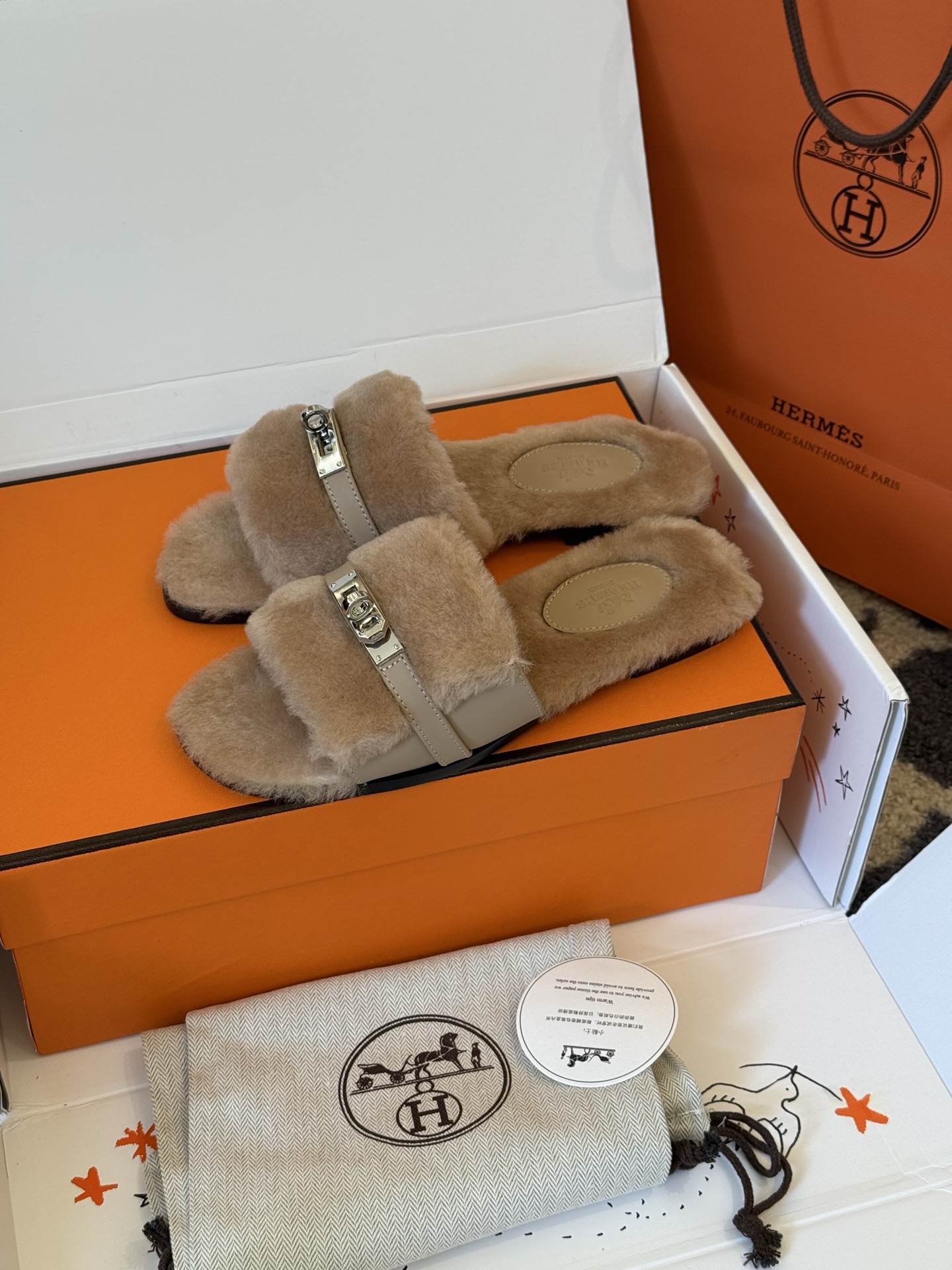 NO:494505,Top quality Hermes fw25 new arrival~ Hermes new autumn and winter products kelly buckles and dripping, fur-stitching, sheepskin, paired with classic palladium-plated Kelly buckles, simple and smooth design ~ create a fashionable and soft look!  Super beautiful ~ fur integrated material, imported cowhide from Italy size 35-41 (40 41 custom made without return or exchange), fur shoes slippers, hermes, hermes, slippers, cowhide, sheepskin19860909顶级品质 Hermes fw25 new arrival～ 爱玛仕秋冬新品kelly扣毛拖 皮毛一体拼接羊皮,搭配经典镀钯Kelly扣 设计简约流畅～打造时尚柔美造型！超级美～ 皮毛一体材质 鞋底意大利进口牛皮 size 35-41（40 41订做不退换）,毛毛鞋拖鞋,hermes,hermes,slippers,cowhide,sheepskin,Women's Shoes