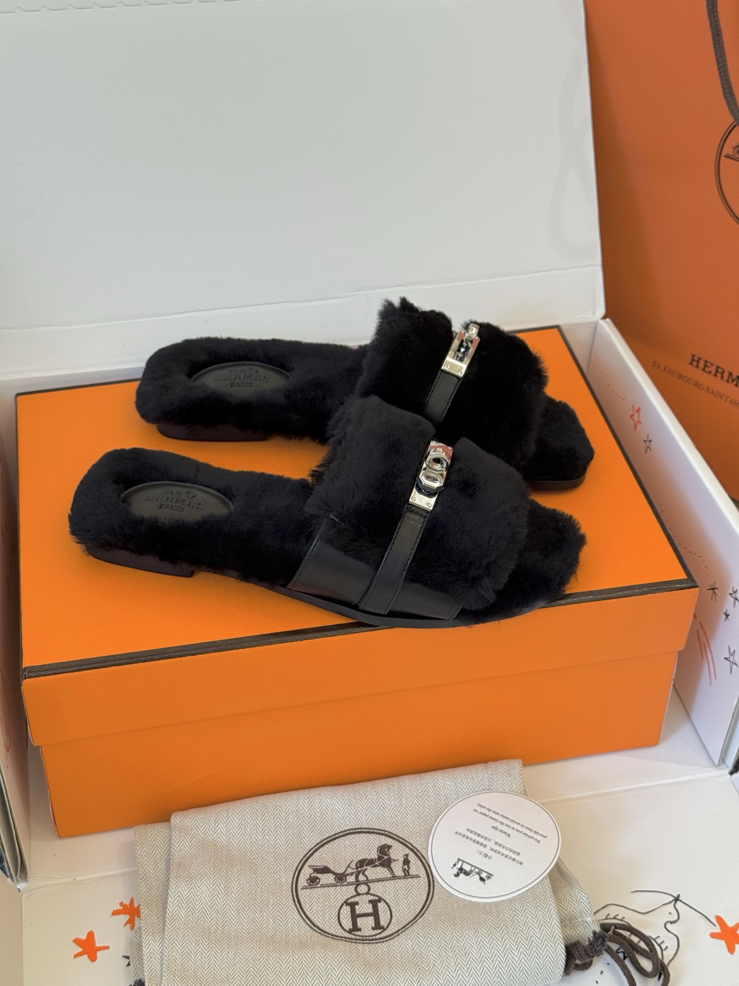 NO:477592,hermes kelly hair drag, fur spliced ​​sheepskin, matched with kelly fasteners, super beautiful, warm leather soles size 35-41, fur shoes and slippers, hermes, slippers, sheepskin19860909hermes kelly 毛拖 皮毛一体拼接羊皮,搭配kelly扣件 超级美啊,也暖皮底 size 35-41,毛毛鞋拖鞋,hermes,slippers,sheepskin,Women's Shoes