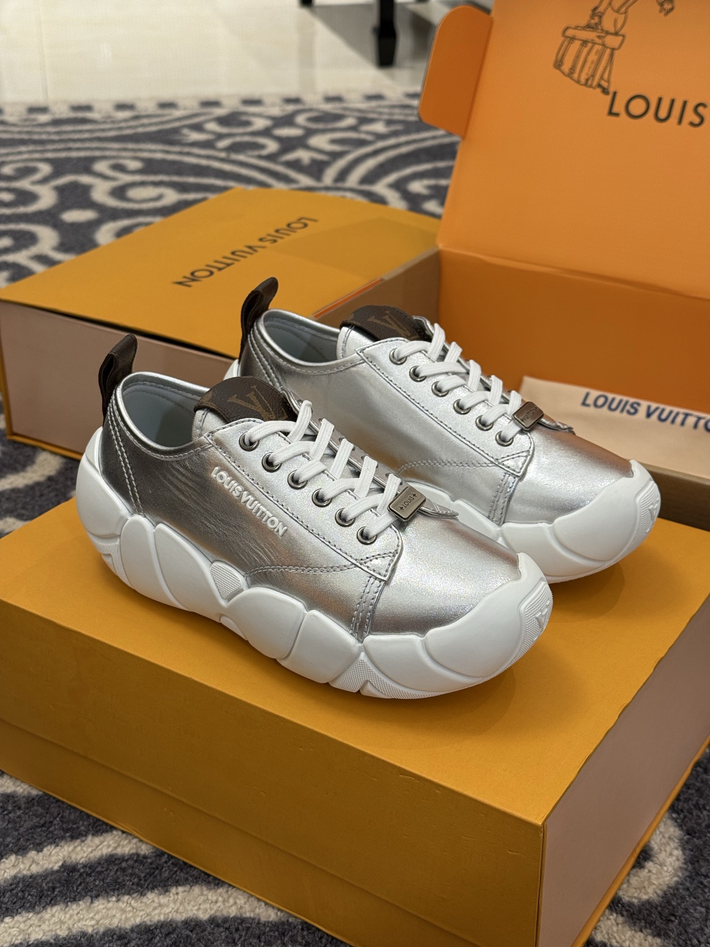 NO:476548,The new LV sneakers Bubble looks so cool, but it is not exaggerated at all. Nice easily increases height by 5cm, simple and beautiful size35-41, casual shoes/sports shoes, louis vuitton, sneakers19860909LV 新款运动鞋Bubble 造型好酷啊,但完全也不浮夸,nice 轻松增高5cm,简约好看 size35-41,休闲鞋/运动鞋,louis vuitton,sneakers,Women's Shoes