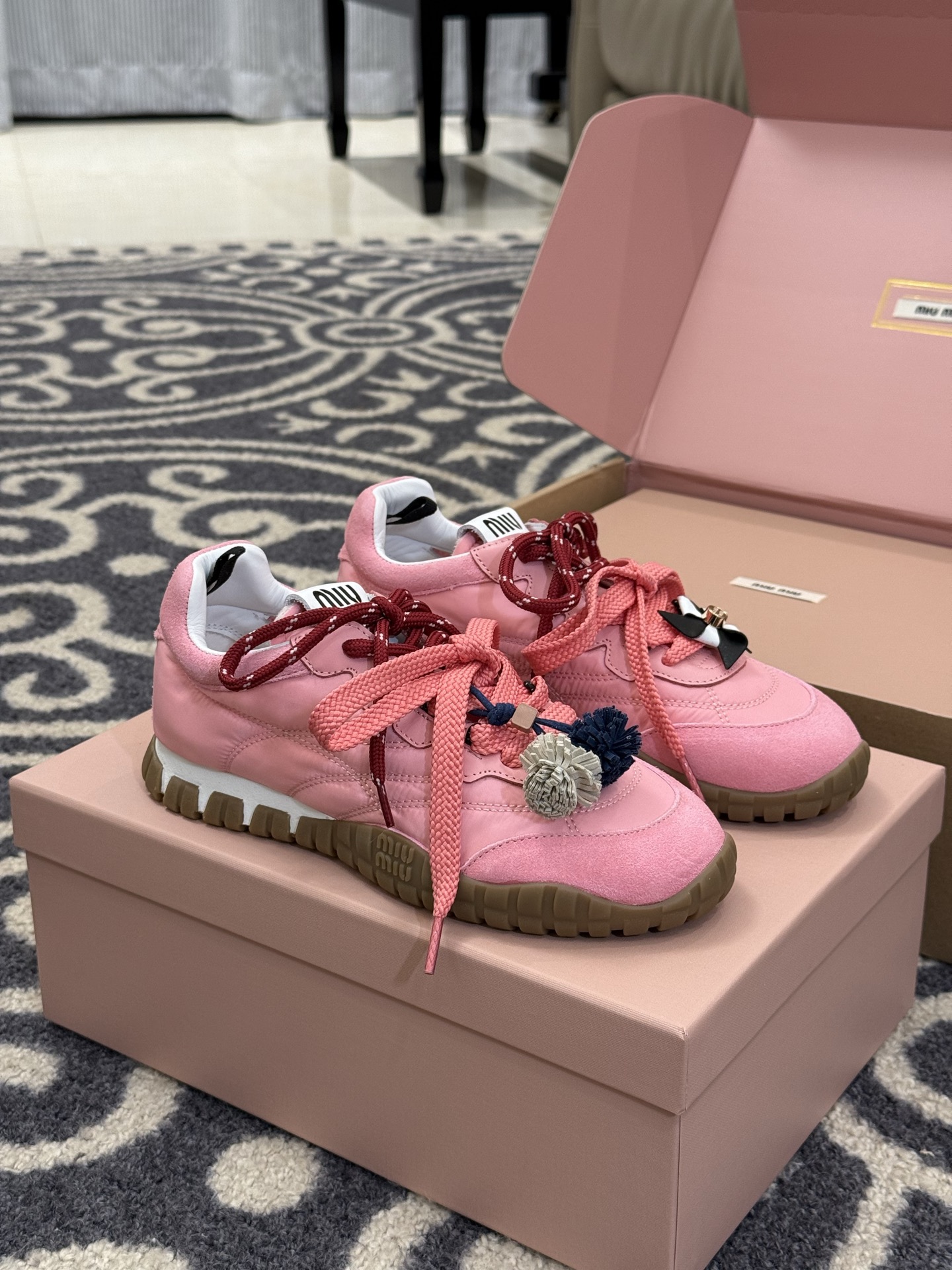 NO:494451,Top quality Miu Miu cherry blossom pink sneakers Pink tire shoes are in my heart, Zundu is super beautiful Two different charms of rose pink & cherry blossom pink Suede spliced ​​cloth, texture details are full size 35-41, casual shoes/sports shoes, miumiu, sneakers, chamois leather19860909顶级品质 Miu Miu樱花粉运动鞋 粉色轮胎鞋正中我心,尊嘟超级好看啊 玫瑰粉&樱花粉两种不同的韵味 麂皮拼接布面,质感细节拉满 size 35-41,休闲鞋/运动鞋,miumiu,sneakers,chamois leather,Women's Shoes