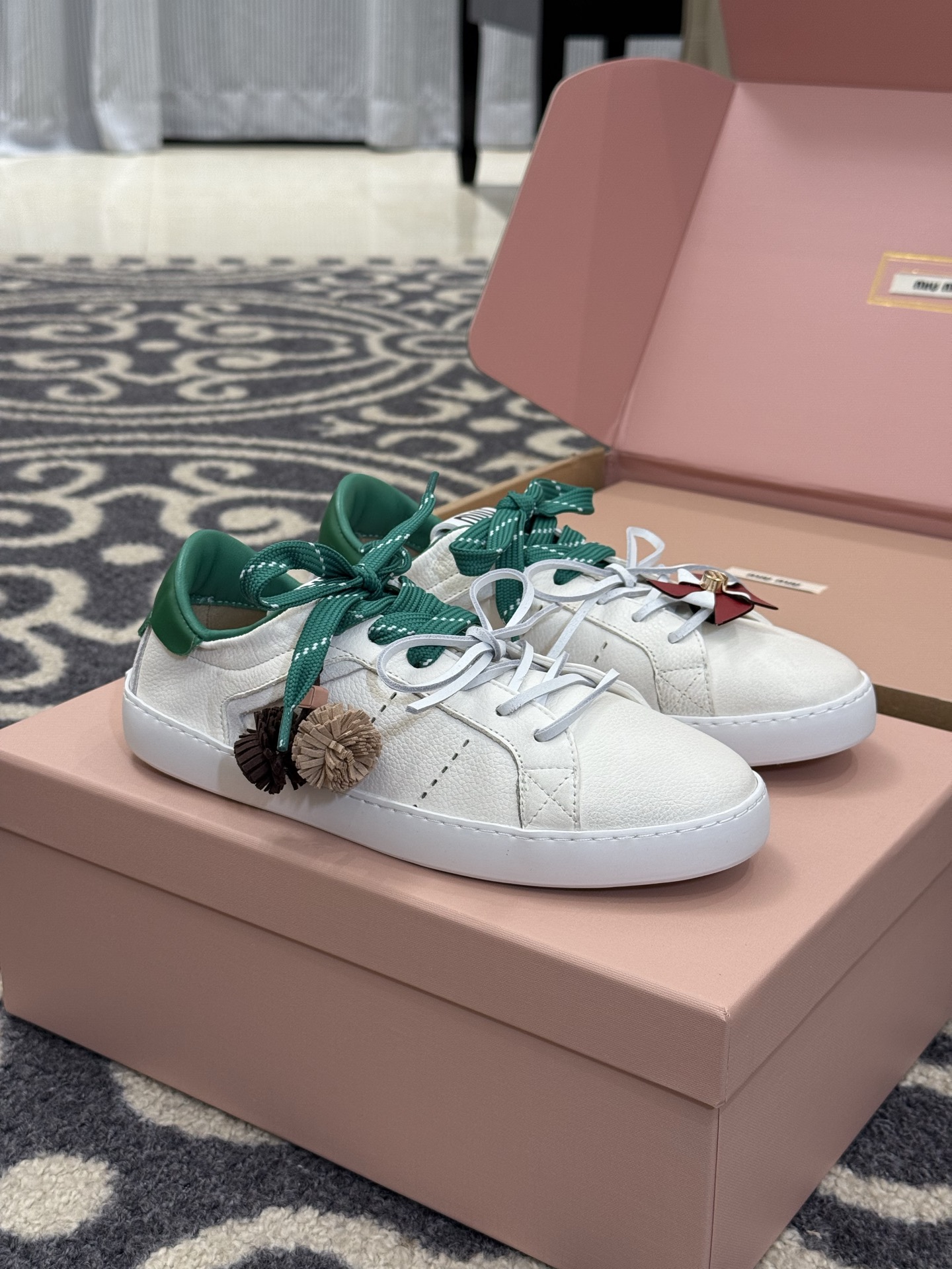 NO:494458,Top quality miu 25 autumn and winter new shoe with elastic rubber on the back top... It looks a bit coquettish. Add accessories and pendants; it is coquettish. Calf leather material, good texture, lazy and beautiful size 35-40, casual shoes/sports shoes, miumiu, sneakers, cowhide19860909顶级品质 miu 25秋冬新款板鞋 后帮带弹力橡筋的…样子看去就有点嗲 加上饰品挂件；嗲亖了 小牛皮材质,质感很好,慵懒又美丽 size 35-40,休闲鞋/运动鞋,miumiu,sneakers,cowhide,Women's Shoes