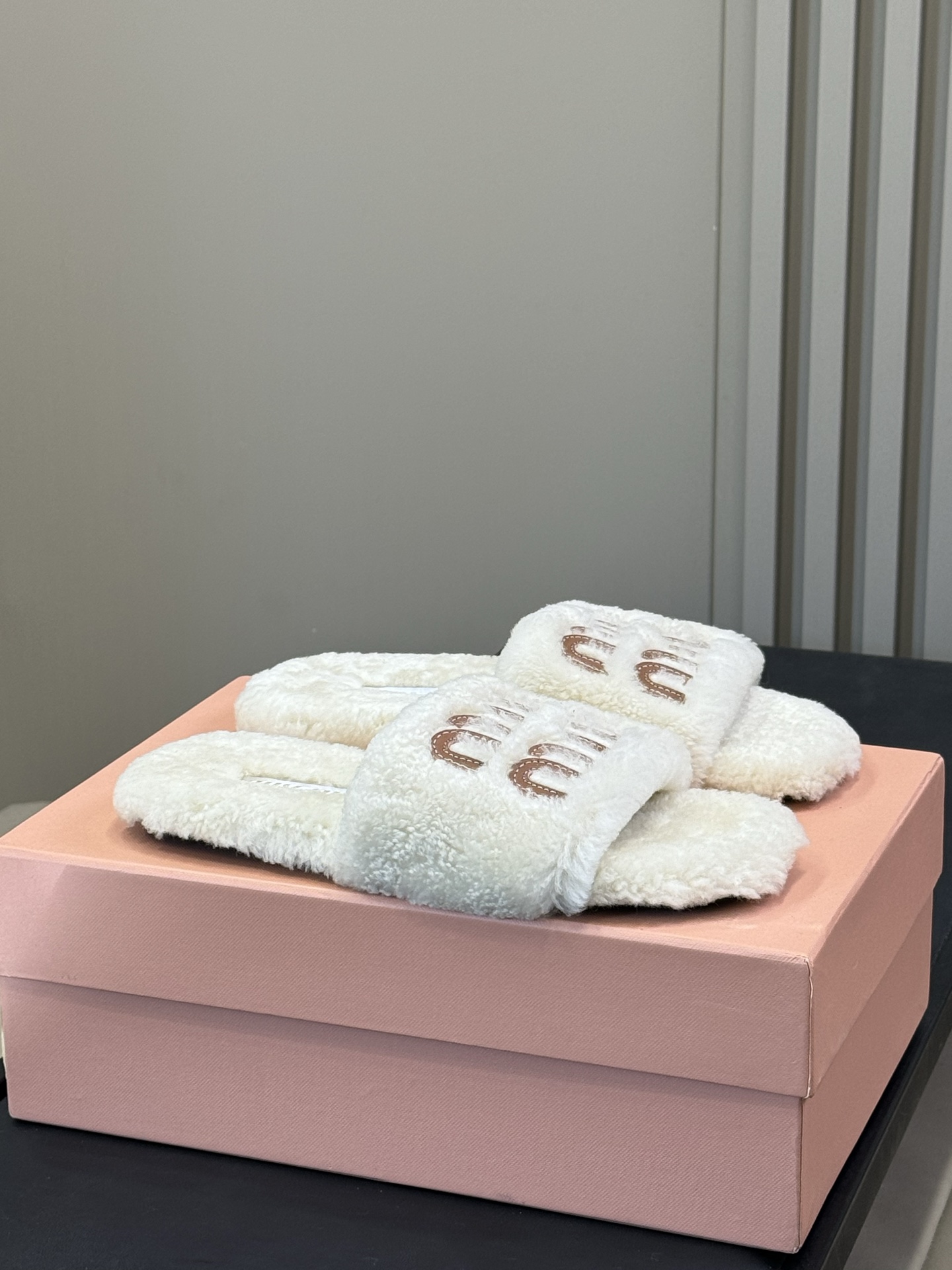 NO:488060,Top quality miu fw25 new arrival-~ miu home 25 autumn and winter wool slippers new product. Fur integrated material, feel nice when you step on the clouds. It is beautiful and warm, must-have item size 35-41, fur shoes and slippers, miumiu, slippers19860909顶级品质 miu fw25 new arrival-～ miu家25秋冬羊毛拖鞋新品 皮毛一体材质,踩云朵感觉nice呀 又好看又保暖,必入单品 size 35-41,毛毛鞋拖鞋,miumiu,slippers,Women's Shoes