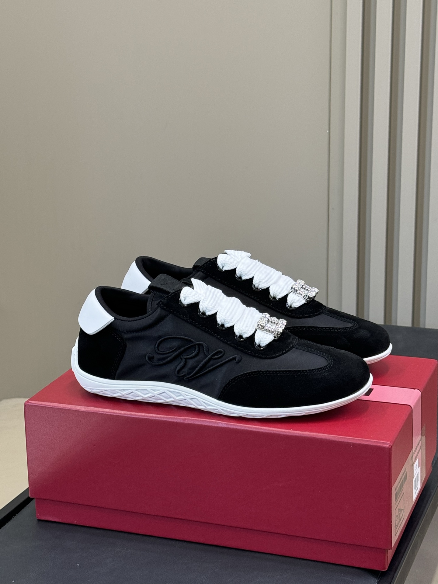 NO:560618,New moral training shoes Viv Low series The new Viv Low sports casual shoes attract attention with the metal buckle on the front and the letter embroidery on the side. They are made of suede leather patchwork and the rubber soles are inspired by the Viv'Run series. They are soft and light, with both ladylike style and comfortable foot feel, allowing you to travel freely. size 35-41 a876-5., casual shoes/sports shoes, sneakers19860909新款德训鞋 Viv Low 系列 新款Viv Low运动休闲鞋以前面的金属饰扣和侧边的字母刺绣吸引眼球,绒面皮革拼织物制成,橡胶鞋底从 Viv'Run系列汲取灵感.柔软又轻便,兼具淑女风格和舒适脚感,自在出行. size 35-41 a876-5.,休闲鞋/运动鞋,sneakers,Women's Shoes