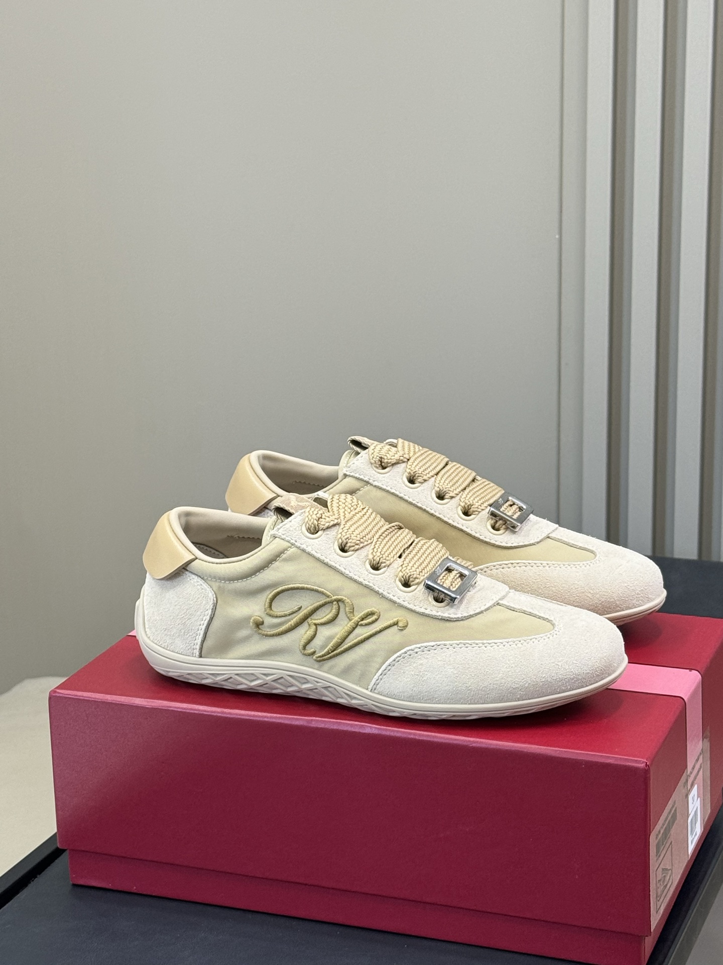 NO:560750,New moral training shoes Viv Low series The new Viv Low sports casual shoes attract attention with the metal buckle on the front and the letter embroidery on the side. They are made of suede leather patchwork and the rubber soles are inspired by the Viv'Run series. They are soft and light, with both ladylike style and comfortable foot feel, allowing you to travel freely. size 35-41 a876-5., casual shoes/sports shoes, sneakers19860909新款德训鞋 Viv Low 系列 新款Viv Low运动休闲鞋以前面的金属饰扣和侧边的字母刺绣吸引眼球,绒面皮革拼织物制成,橡胶鞋底从 Viv'Run系列汲取灵感.柔软又轻便,兼具淑女风格和舒适脚感,自在出行. size 35-41 a876-5.,休闲鞋/运动鞋,sneakers,Women's Shoes