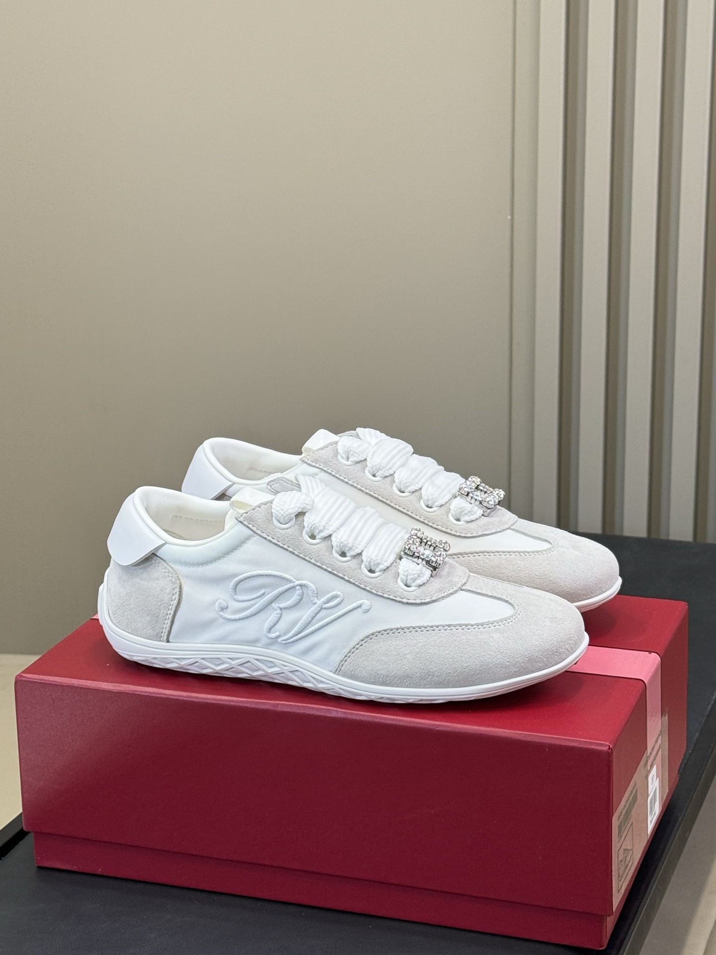 NO:560623,New moral training shoes Viv Low series The new Viv Low sports casual shoes attract attention with the metal buckle on the front and the letter embroidery on the side. They are made of suede leather patchwork and the rubber soles are inspired by the Viv'Run series. They are soft and light, with both ladylike style and comfortable foot feel, allowing you to travel freely. size 35-41 a876-5., casual shoes/sports shoes, sneakers19860909新款德训鞋 Viv Low 系列 新款Viv Low运动休闲鞋以前面的金属饰扣和侧边的字母刺绣吸引眼球,绒面皮革拼织物制成,橡胶鞋底从 Viv'Run系列汲取灵感.柔软又轻便,兼具淑女风格和舒适脚感,自在出行. size 35-41 a876-5.,休闲鞋/运动鞋,sneakers,Women's Shoes