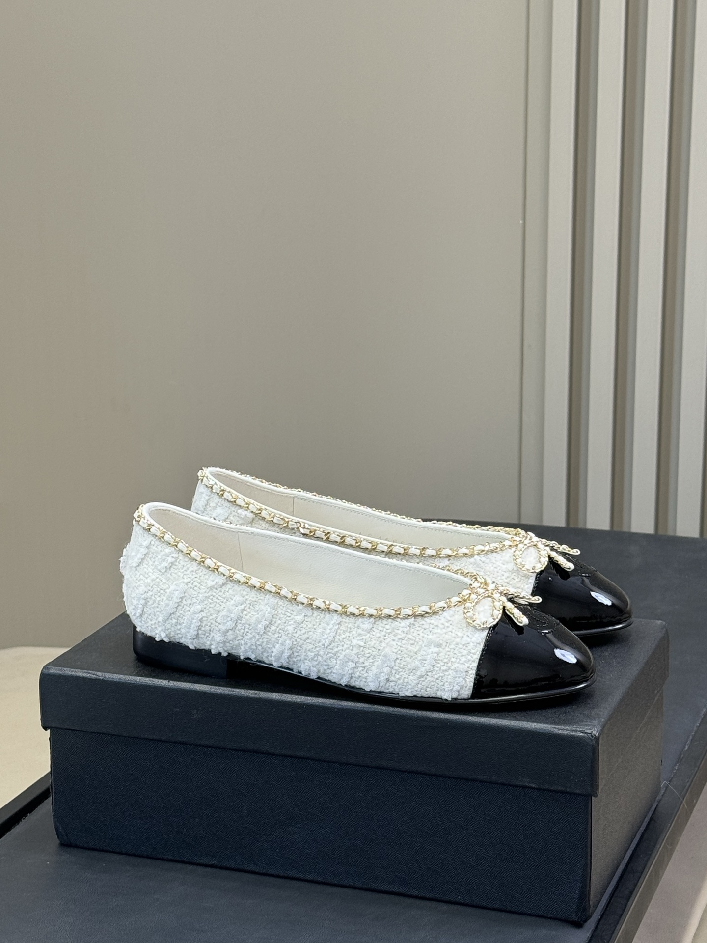 NO:487904,Top quality chanel fw25 new arrival-～ Xiaoxiang 25 autumn and winter ballet shoes new product The chain is concave into a bow, so exquisite. It is a bit obvious that I want to feel so delicate that I am so delicate that I die. Lambskin upper, cowhide sole imported from Italy size 35-41, ballet shoes, chanel, cowhide, sheepskin19860909顶级品质 chanel fw25 new arrival-～ 小香25秋冬芭蕾舞鞋新品 将链条凹成蝴蝶结,好精致呀 有点明显的我就要精致到死的感觉 小羊皮鞋面,意大利进口牛皮底 size 35-41,芭蕾舞鞋,chanel,cowhide,sheepskin,Women's Shoes