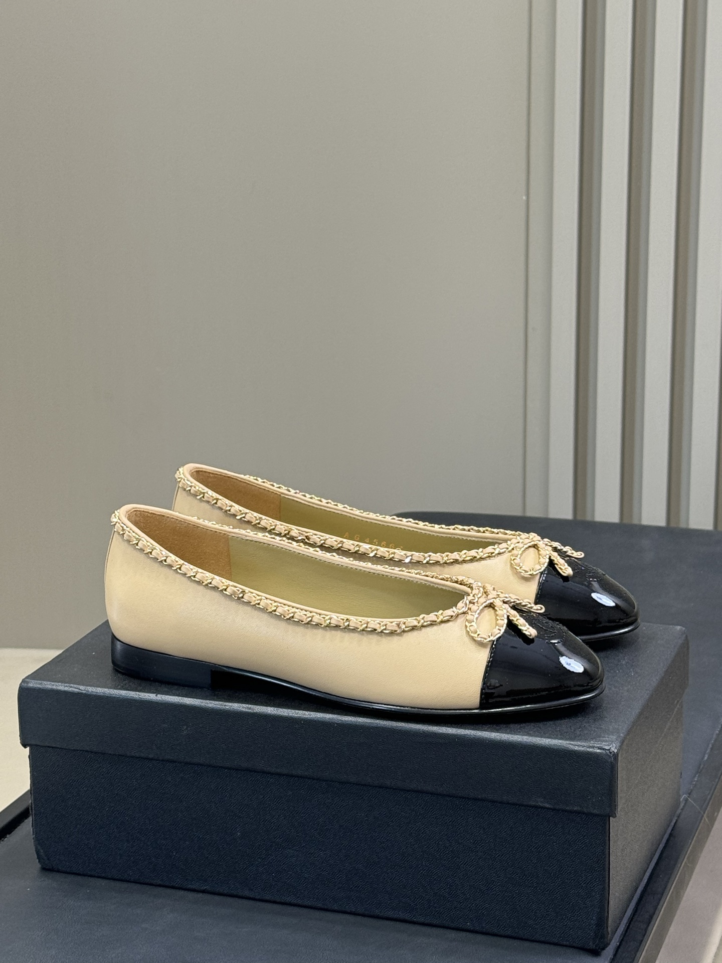 NO:487912,Top quality chanel fw25 new arrival-～ Xiaoxiang 25 autumn and winter ballet shoes new product The chain is concave into a bow, so exquisite. It is a bit obvious that I want to feel so delicate that I am so delicate that I die. Lambskin upper, cowhide sole imported from Italy size 35-41, ballet shoes, chanel, cowhide, sheepskin19860909顶级品质 chanel fw25 new arrival-～ 小香25秋冬芭蕾舞鞋新品 将链条凹成蝴蝶结,好精致呀 有点明显的我就要精致到死的感觉 小羊皮鞋面,意大利进口牛皮底 size 35-41,芭蕾舞鞋,chanel,cowhide,sheepskin,Women's Shoes