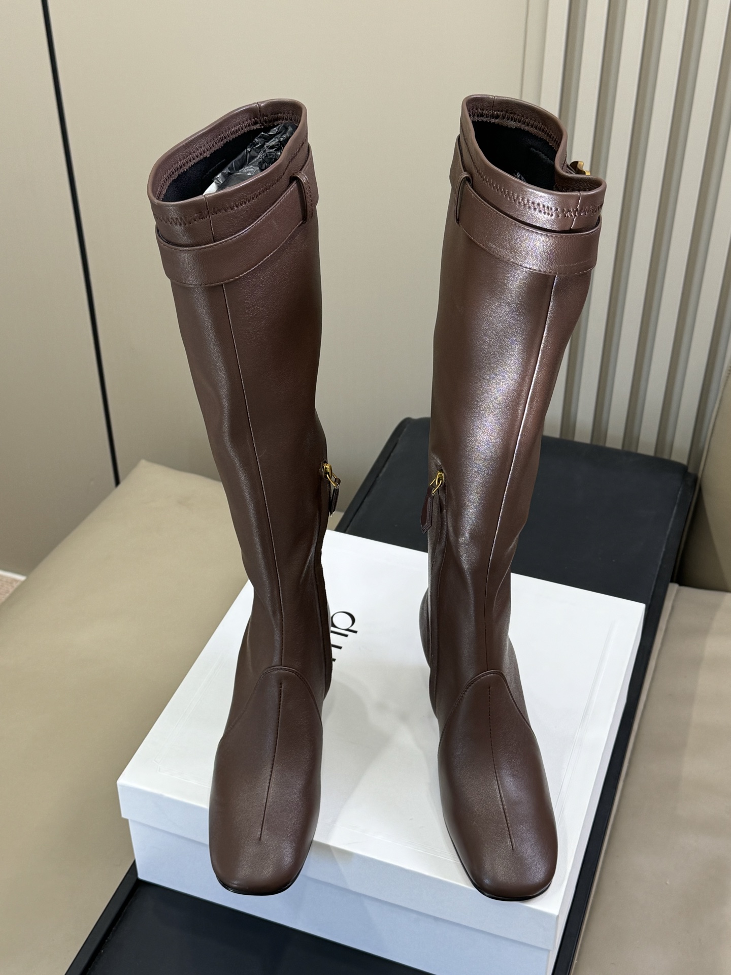 miu家每个季节这款靴子都有新的演变。在本季，对其功能性有了更具女性气质的诠释，线条流畅，轻柔地包裹在膝