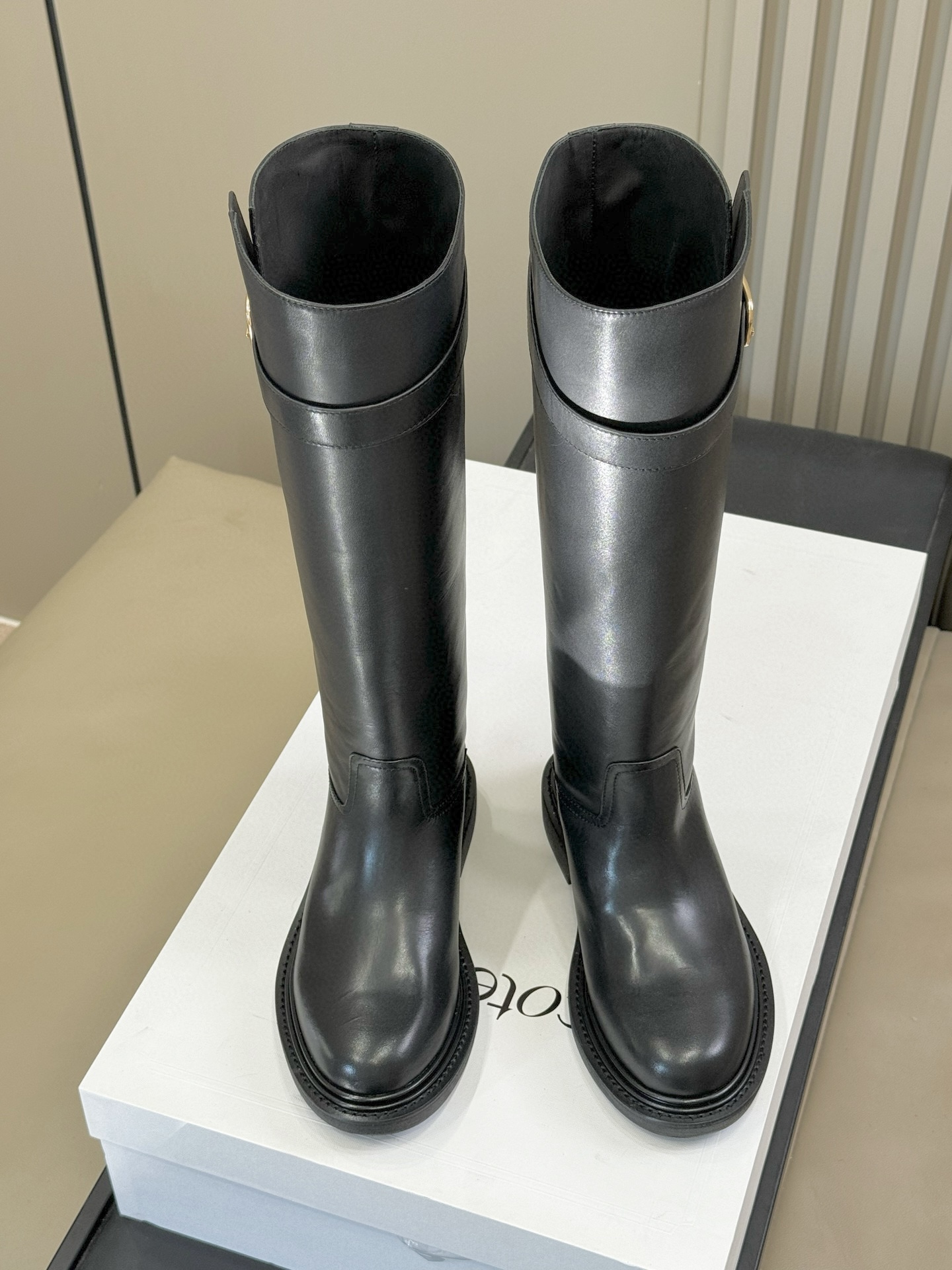 celine 秋冬凯旋门长靴新品膝下的高度，轻松驾驭的！ 小粗跟很稳妥，舒适度不用担心呀！凯旋门logo