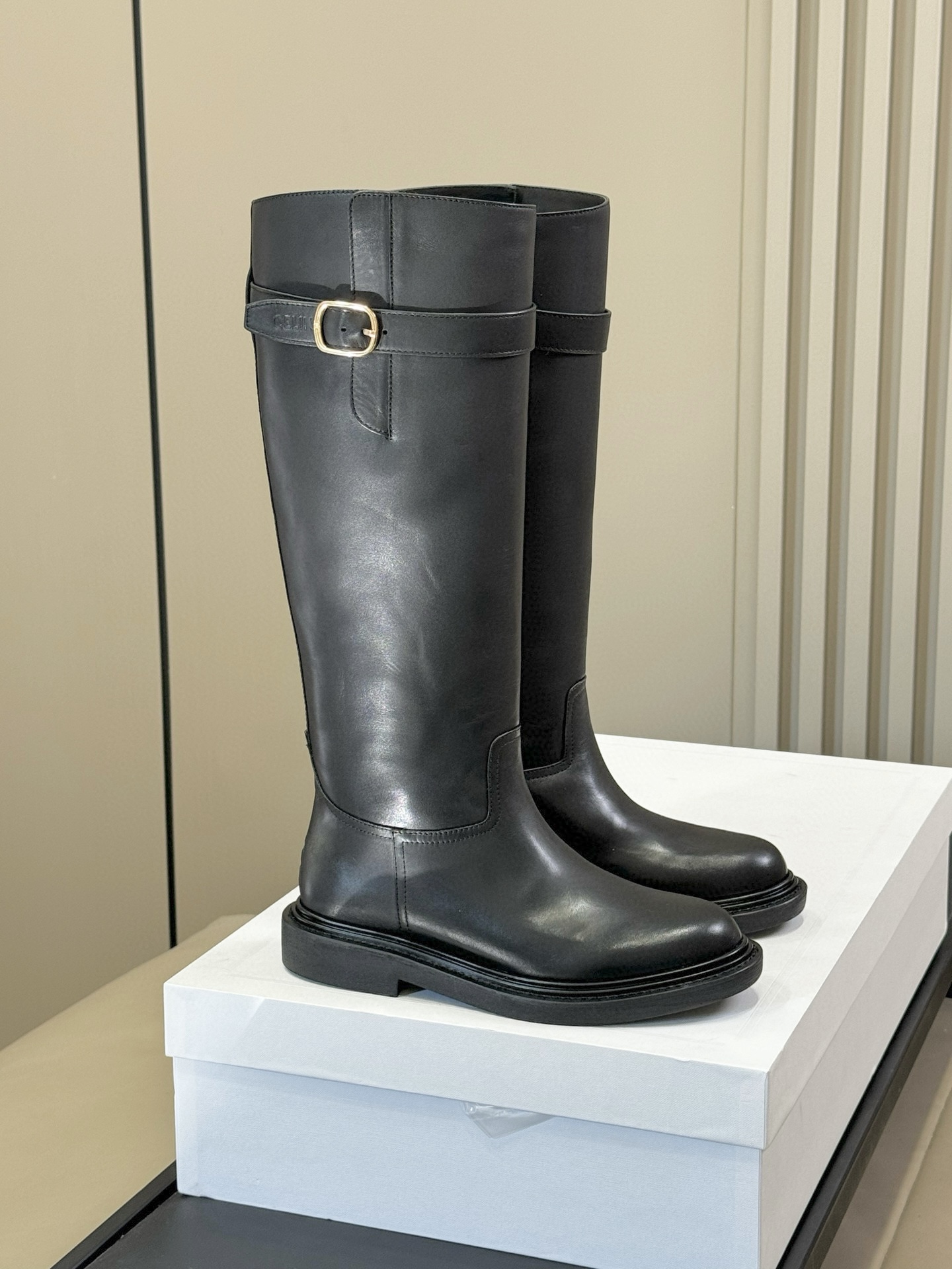 celine 秋冬凯旋门长靴新品膝下的高度，轻松驾驭的！ 小粗跟很稳妥，舒适度不用担心呀！凯旋门logo