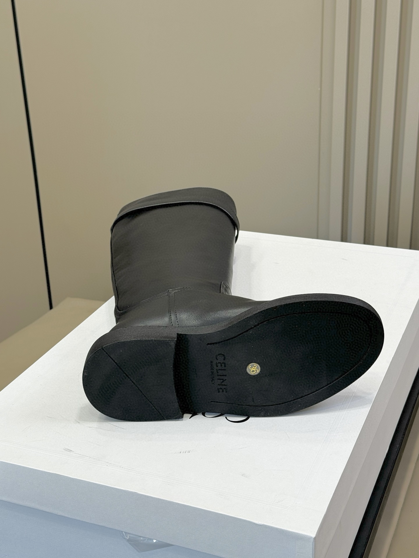 celine 秋冬凯旋门长靴新品膝下的高度，轻松驾驭的！ 小粗跟很稳妥，舒适度不用担心呀！凯旋门logo
