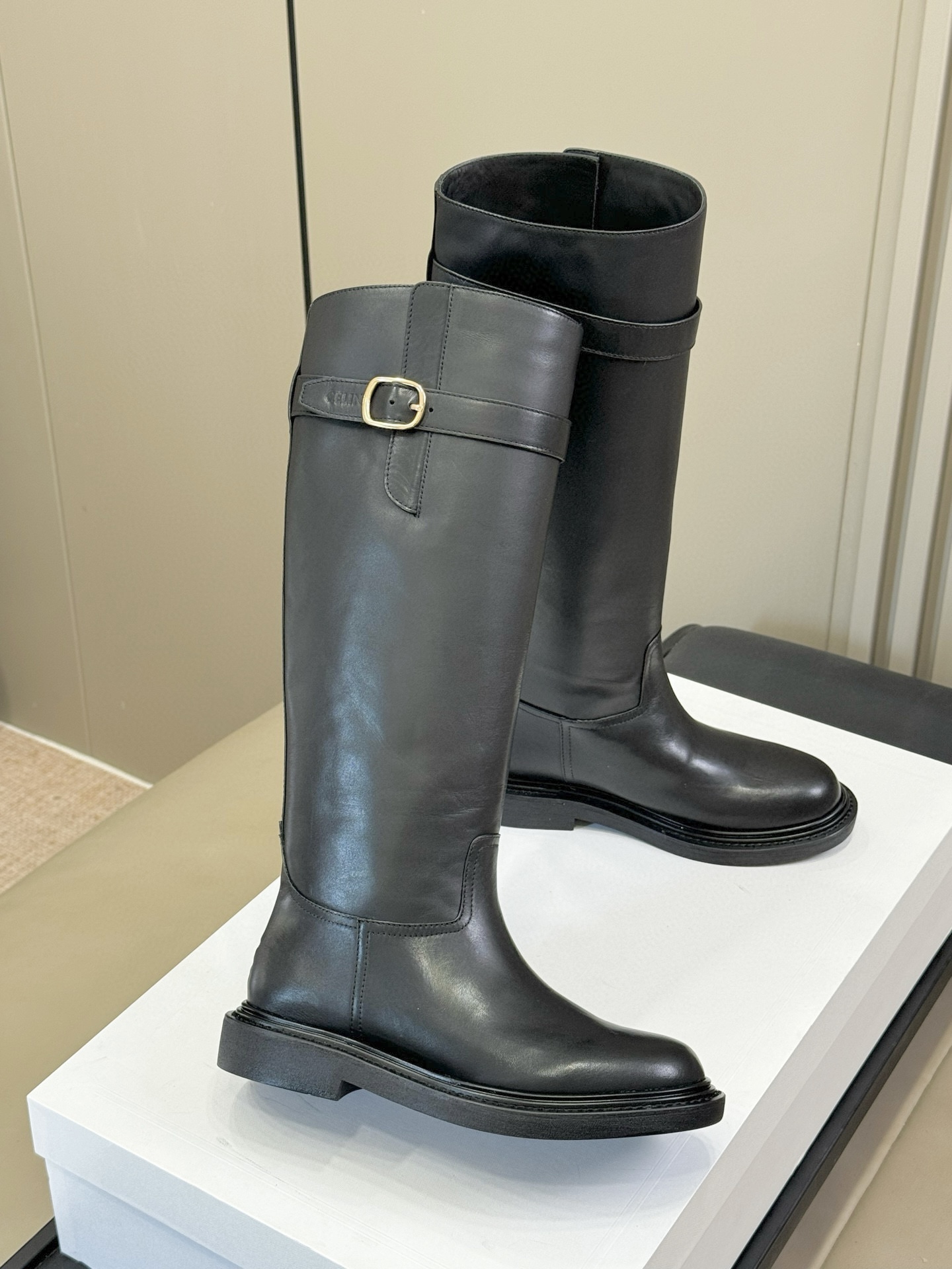 celine 秋冬凯旋门长靴新品膝下的高度，轻松驾驭的！ 小粗跟很稳妥，舒适度不用担心呀！凯旋门logo