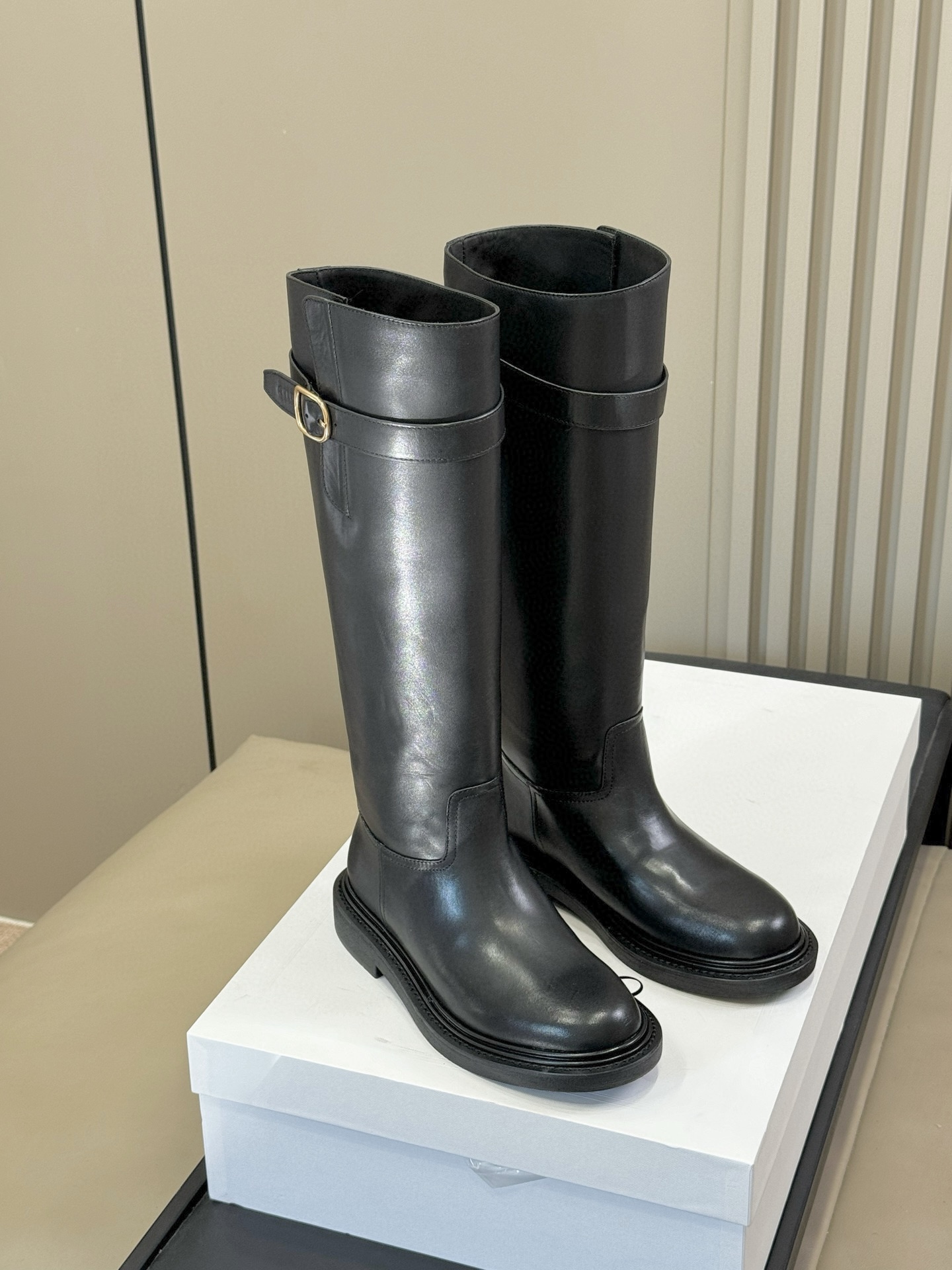 celine 秋冬凯旋门长靴新品膝下的高度，轻松驾驭的！ 小粗跟很稳妥，舒适度不用担心呀！凯旋门logo