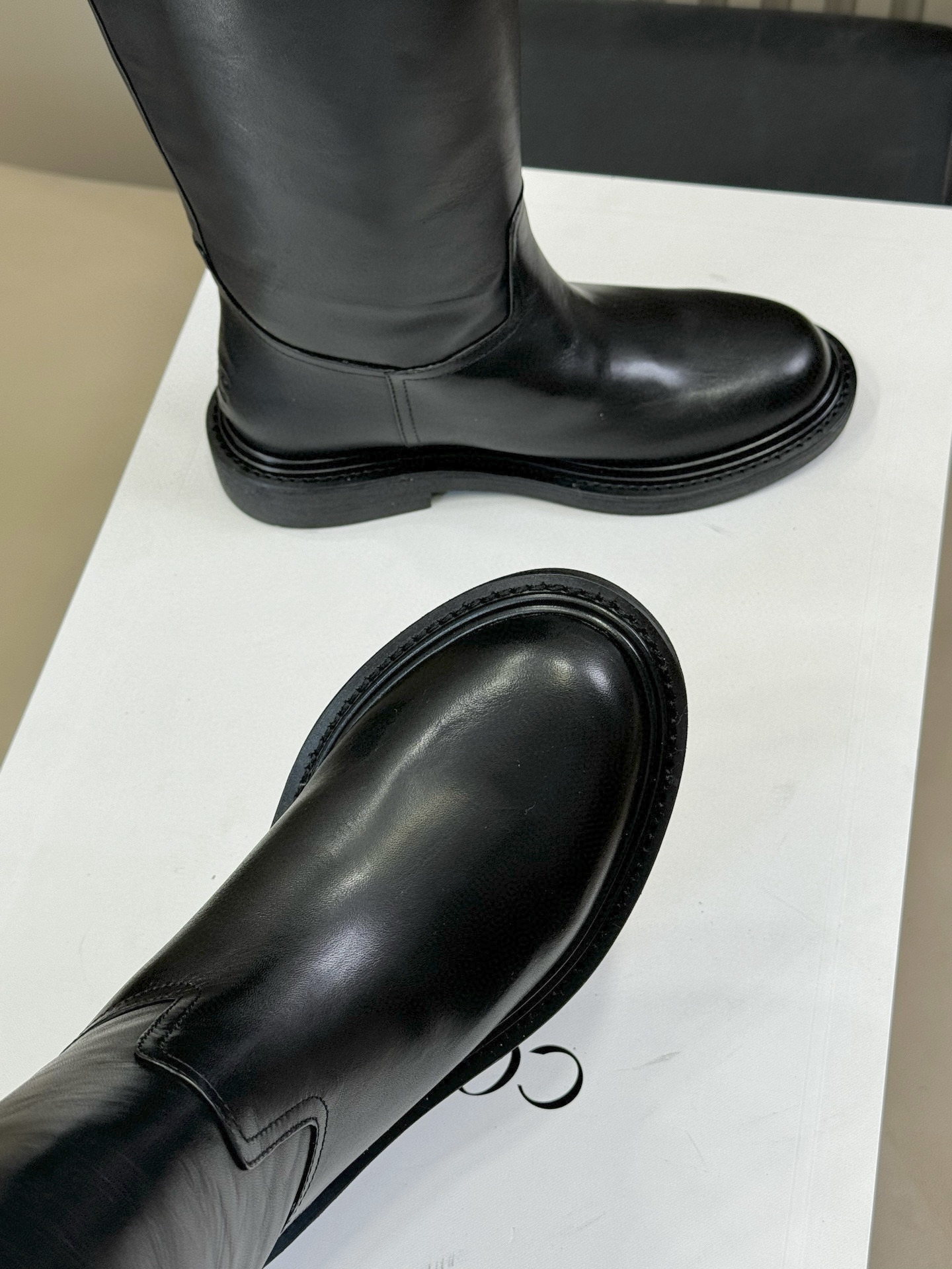 celine 秋冬凯旋门长靴新品膝下的高度，轻松驾驭的！ 小粗跟很稳妥，舒适度不用担心呀！凯旋门logo