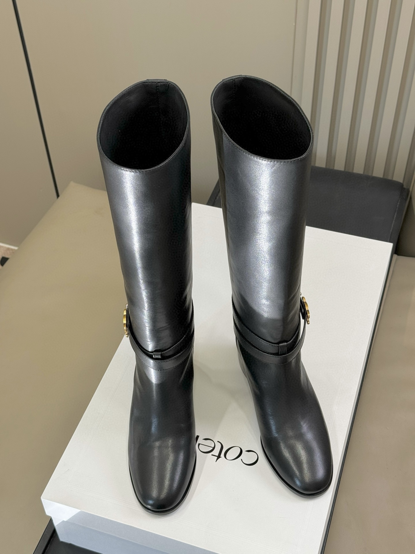 celine 秋冬凯旋门长靴新品膝下的高度，轻松驾驭的！ 小粗跟很稳妥，舒适度不用担心呀！凯旋门logo