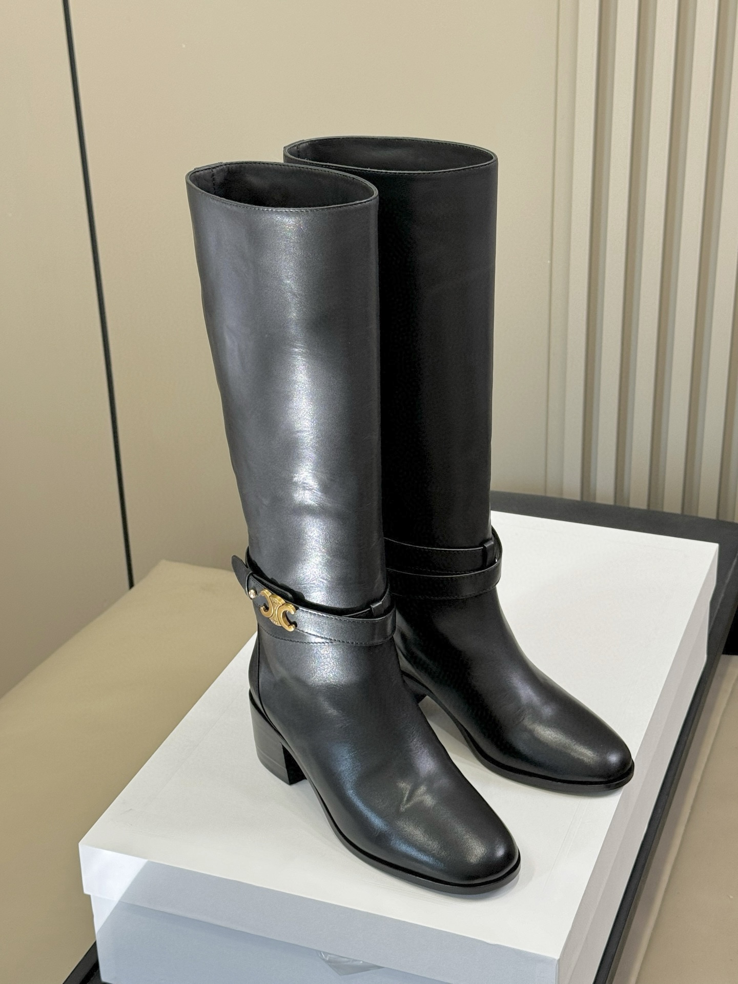 celine 秋冬凯旋门长靴新品膝下的高度，轻松驾驭的！ 小粗跟很稳妥，舒适度不用担心呀！凯旋门logo